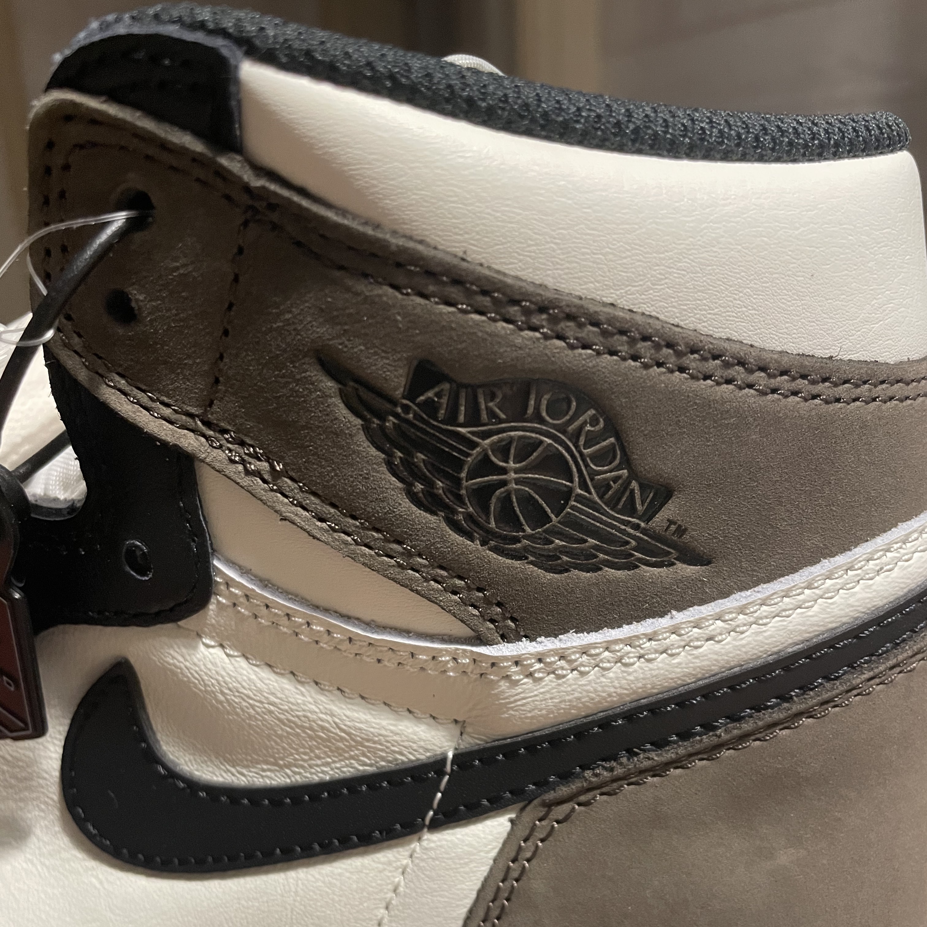 Jordan 1 Retro High OG Black Mocha 착용 스타일 - 4