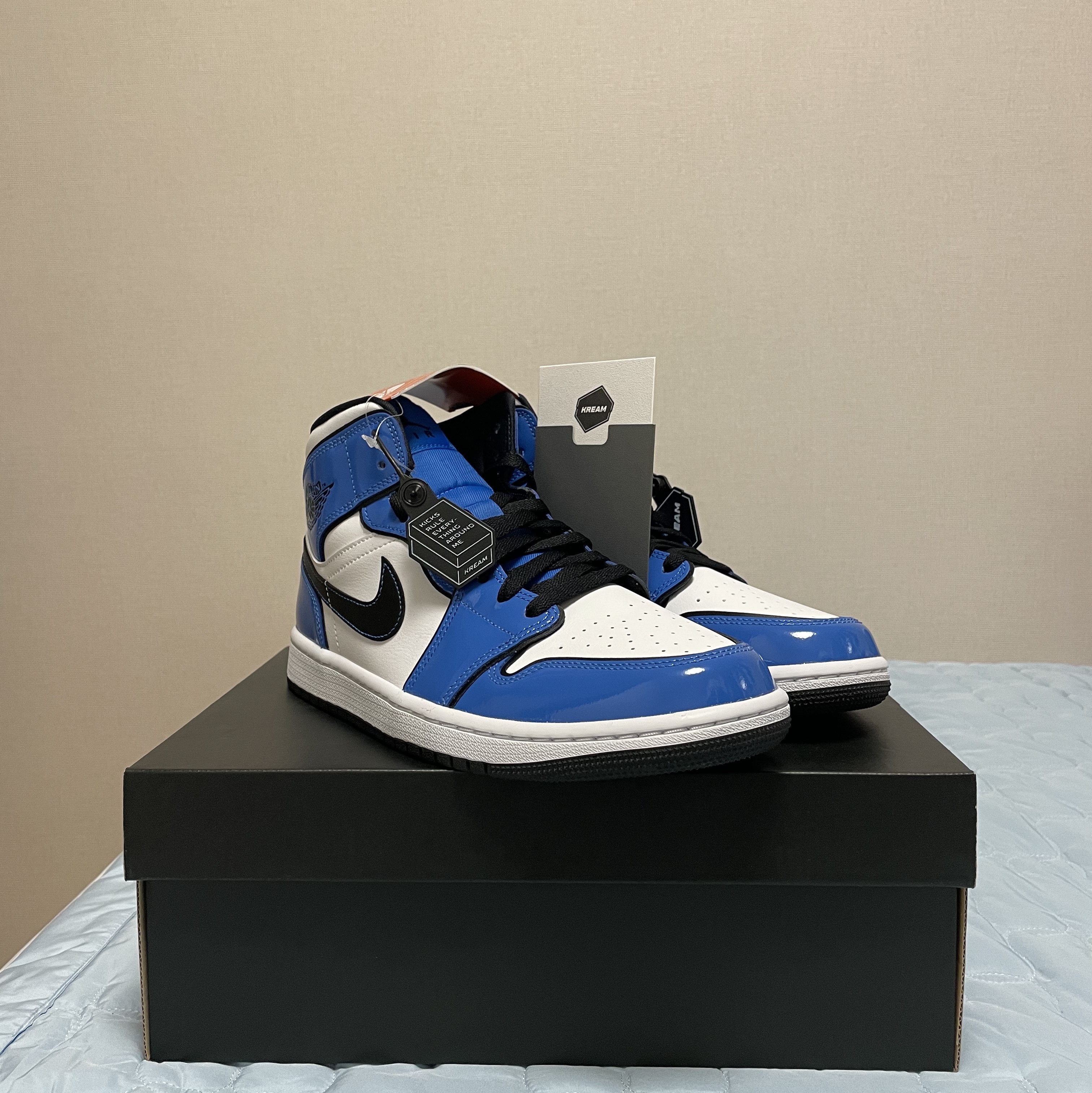 Jordan 1 Mid SE Signal Blue 착용 스타일