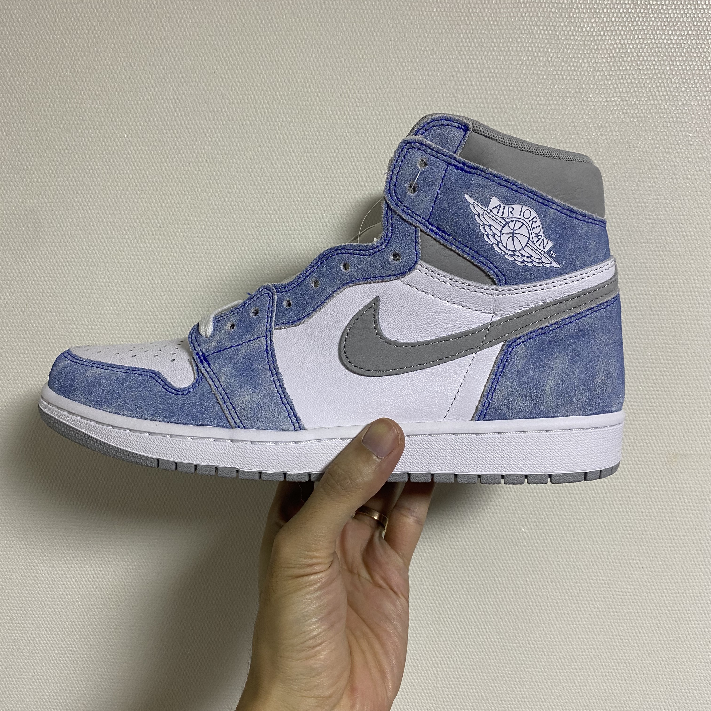 Jordan 1 Retro High OG Hyper Royal 착용 스타일