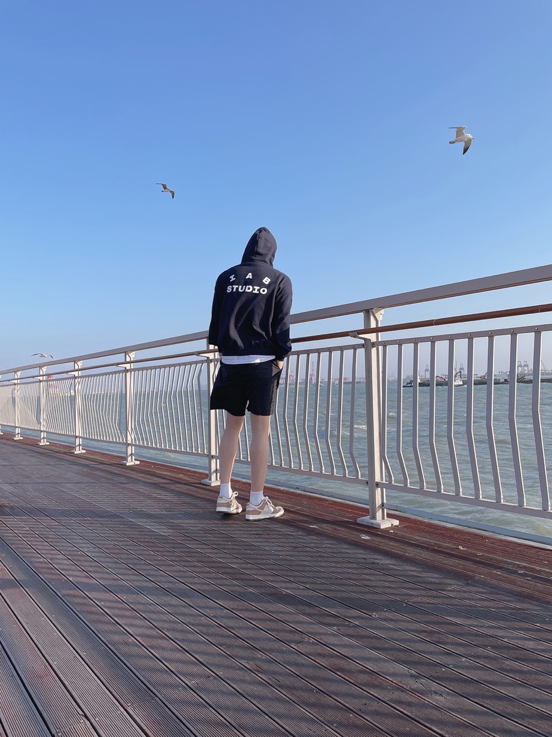 IAB Studio Woven Shorts Black, IAB Studio Hoodie Navy - 21SS 착용 스타일 - 2