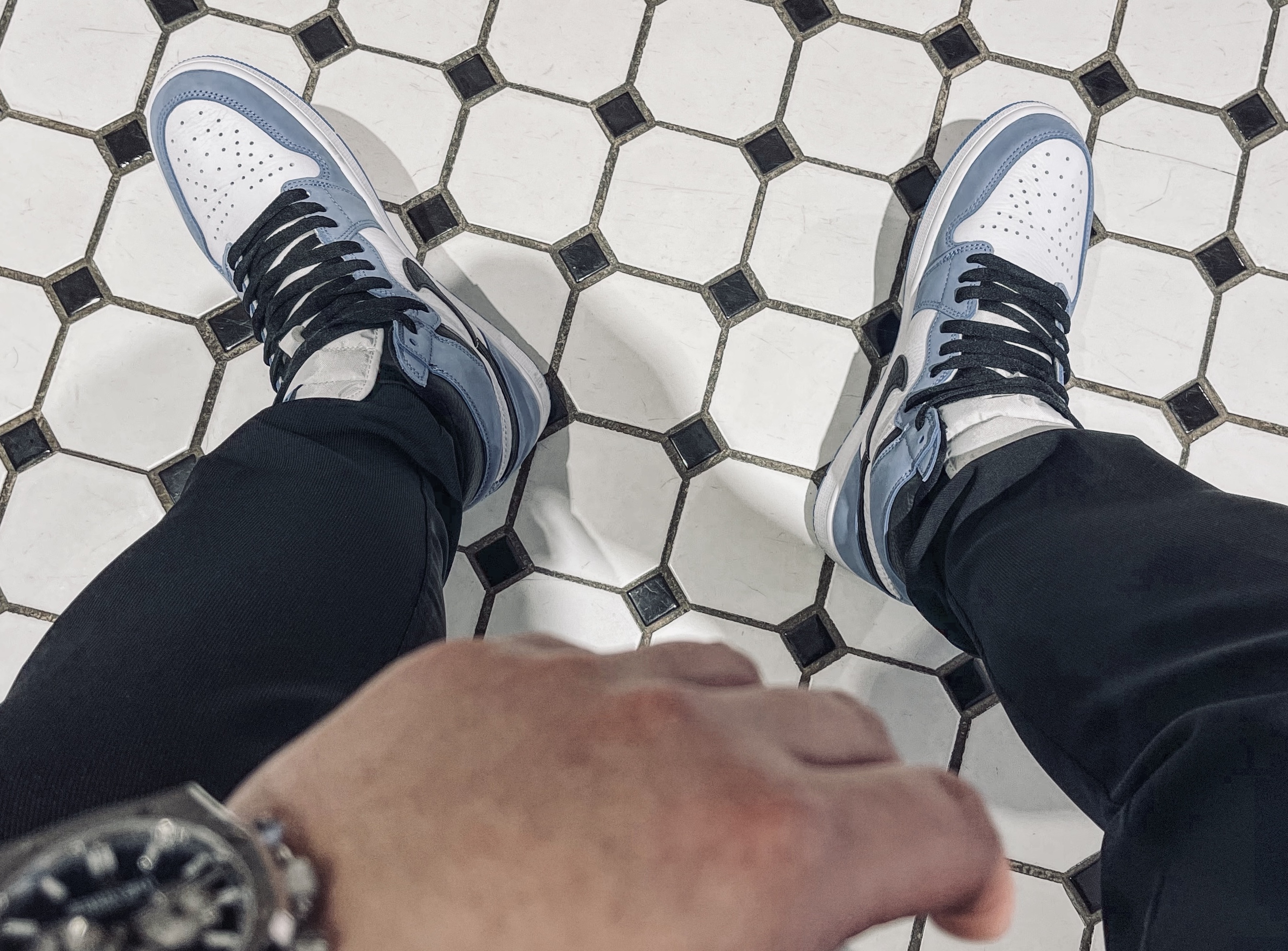Jordan 1 Retro High OG University Blue 착용 스타일 - 1
