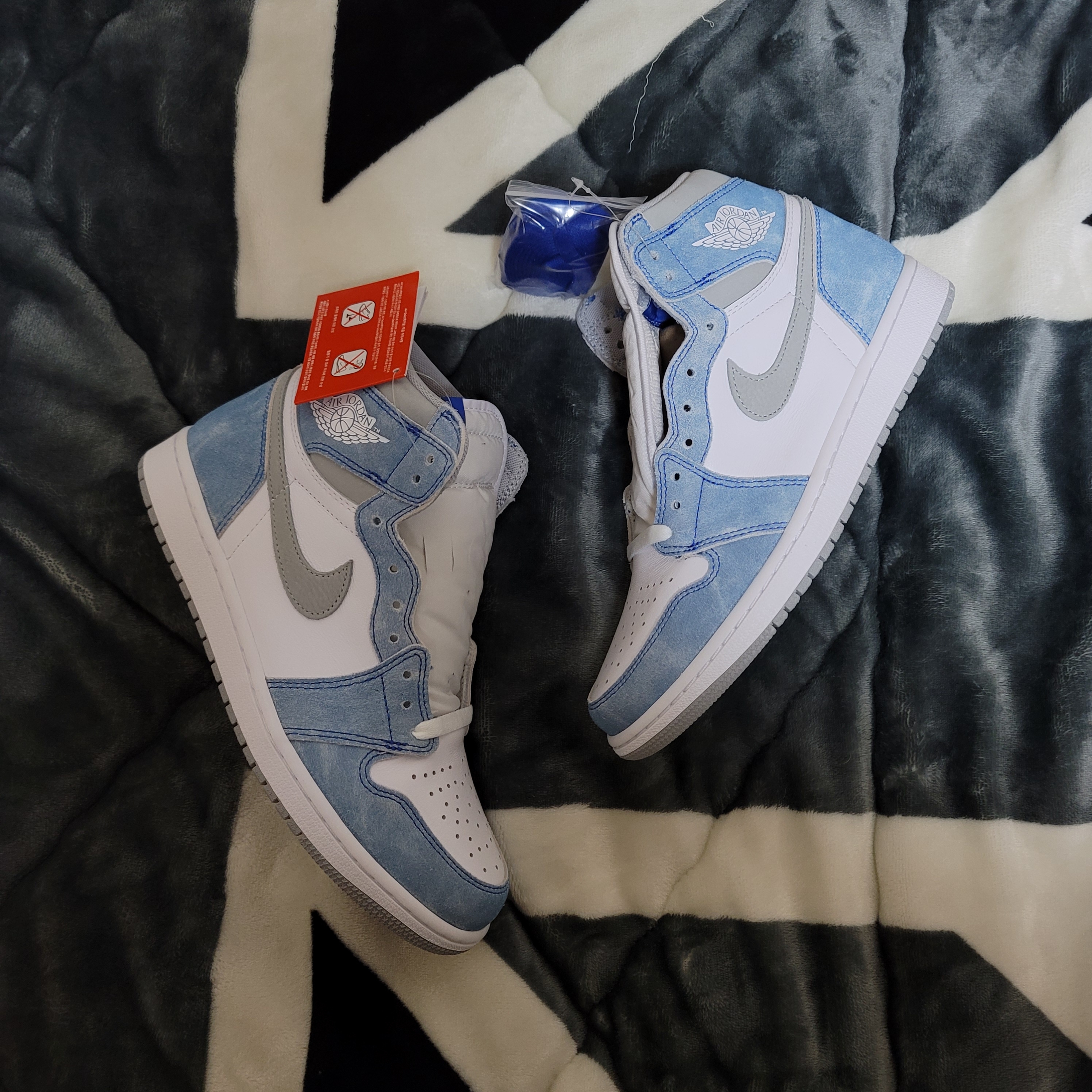 Jordan 1 Retro High OG Hyper Royal 착용 스타일