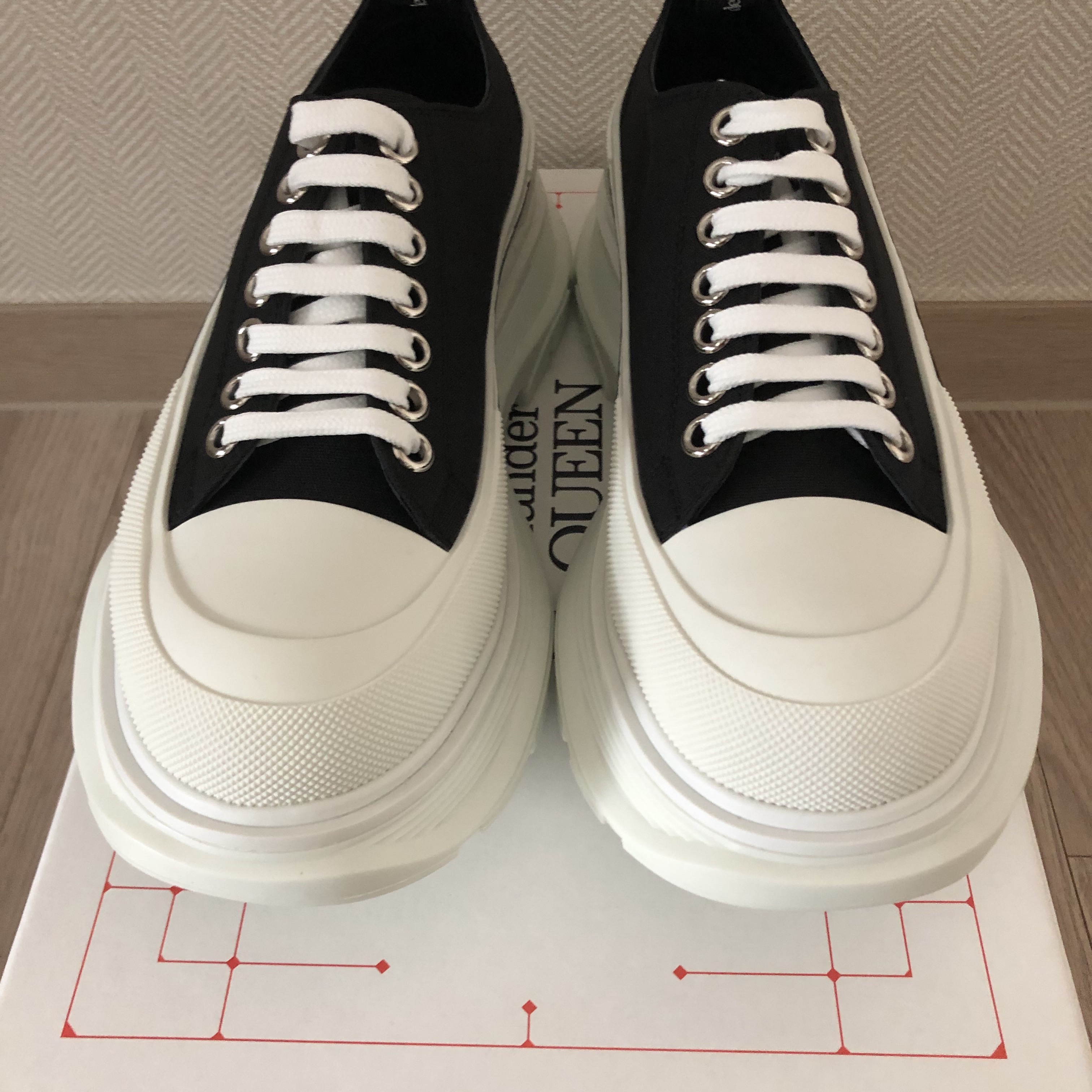 Alexander McQueen Tread Slick Lace Up Black White 착용 스타일 - 3