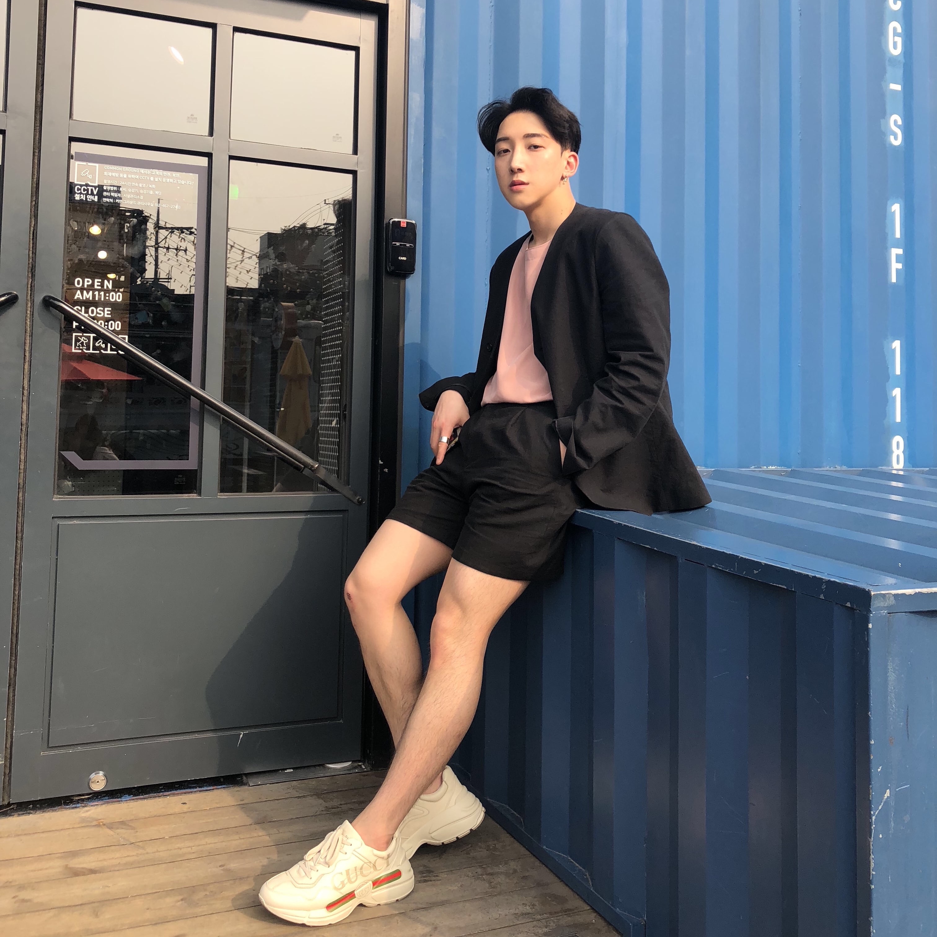 Gucci Rhyton Leather Sneakers Logo 착용 스타일 - 2