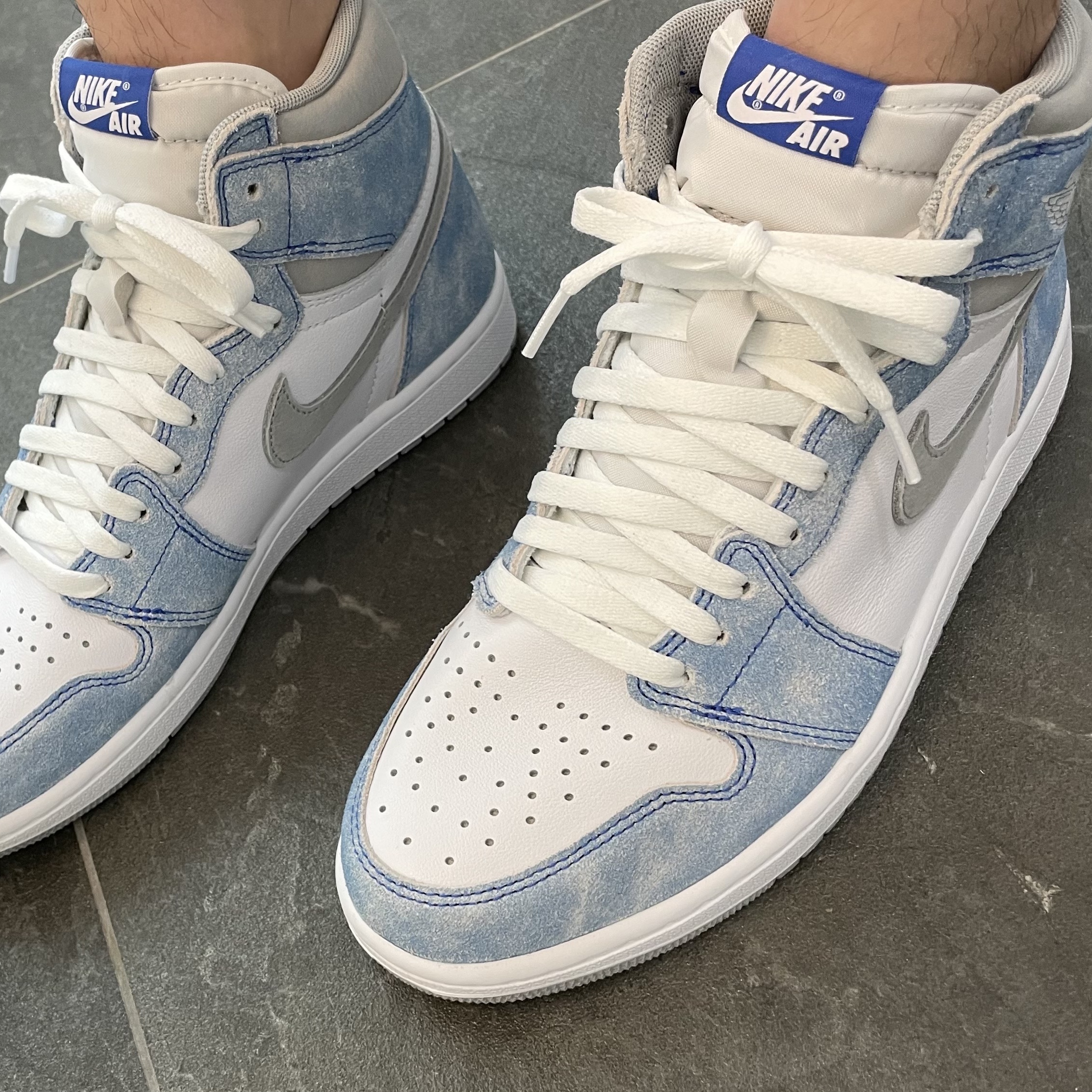 Jordan 1 Retro High OG Hyper Royal 착용 스타일