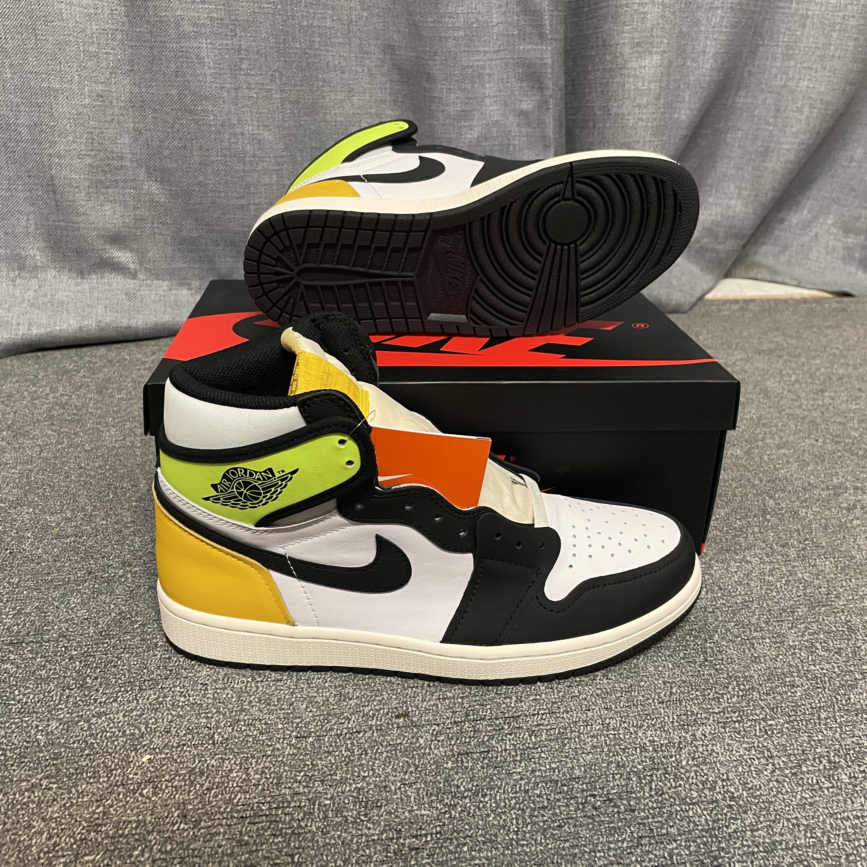 Jordan 1 Retro High OG Volt Gold 착용 스타일 - 2
