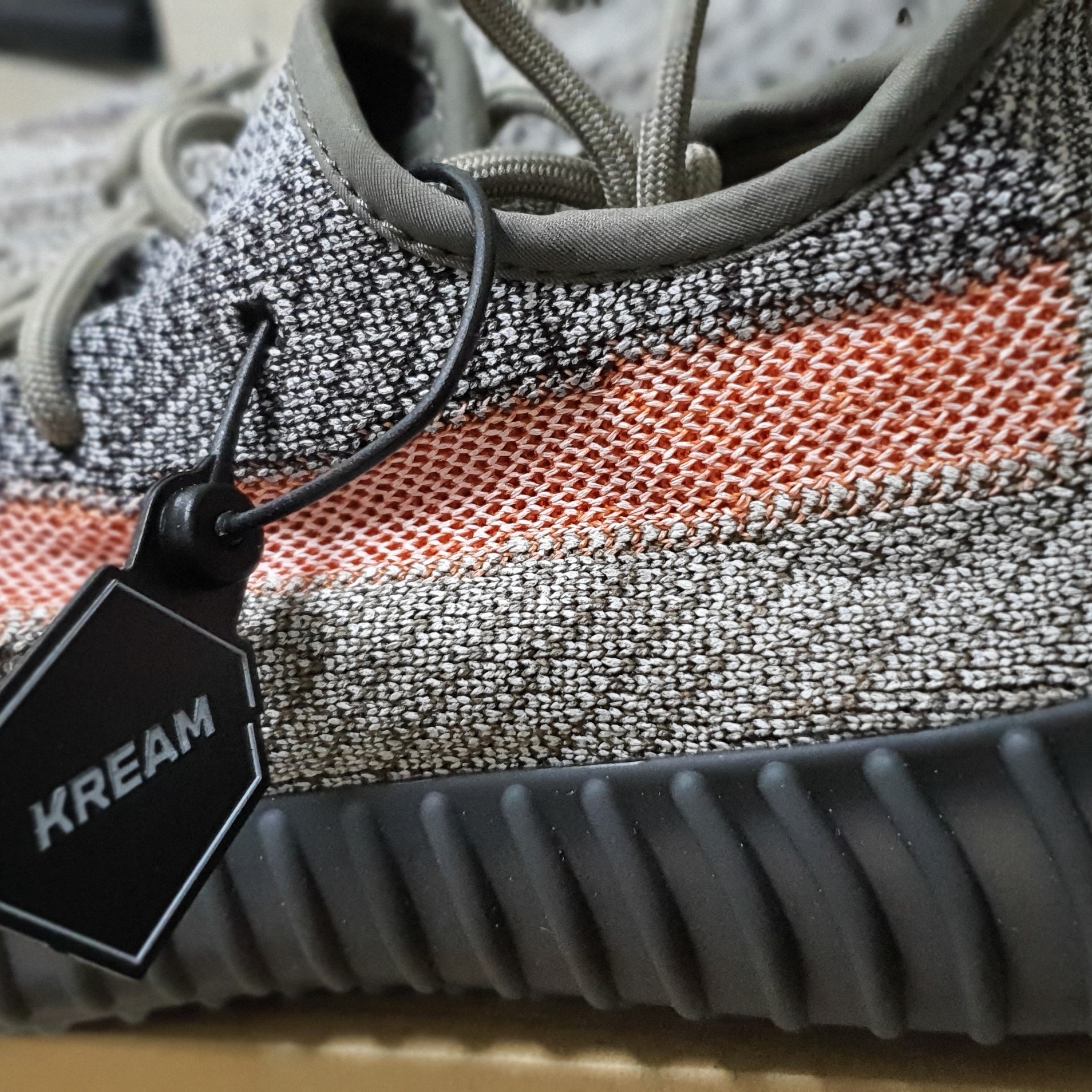 Adidas Yeezy Boost 350 V2 Ash Stone 착용 스타일