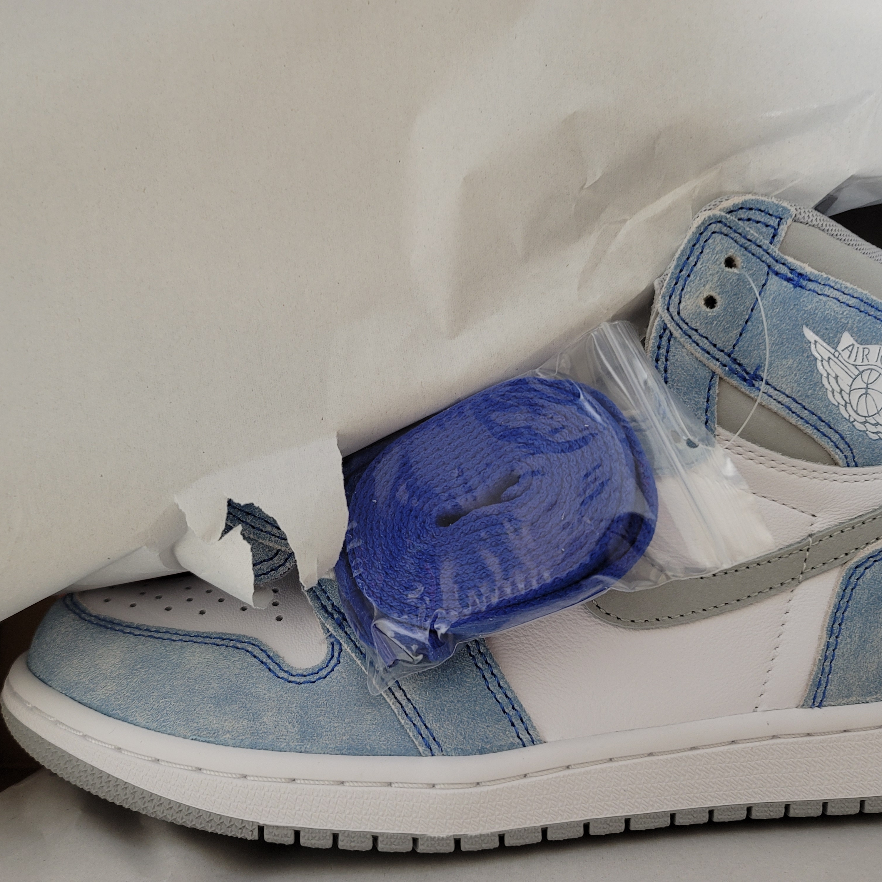 Jordan 1 Retro High OG Hyper Royal 착용 스타일