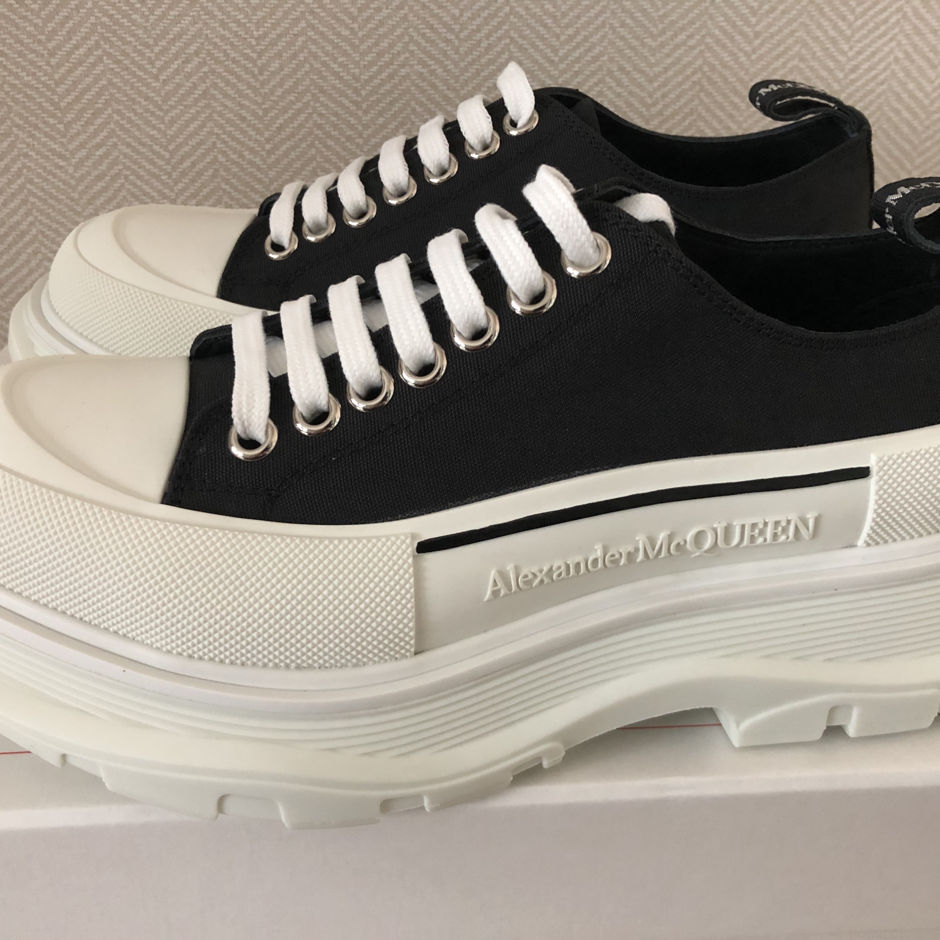 Alexander McQueen Tread Slick Lace Up Black White 착용 스타일 - 2