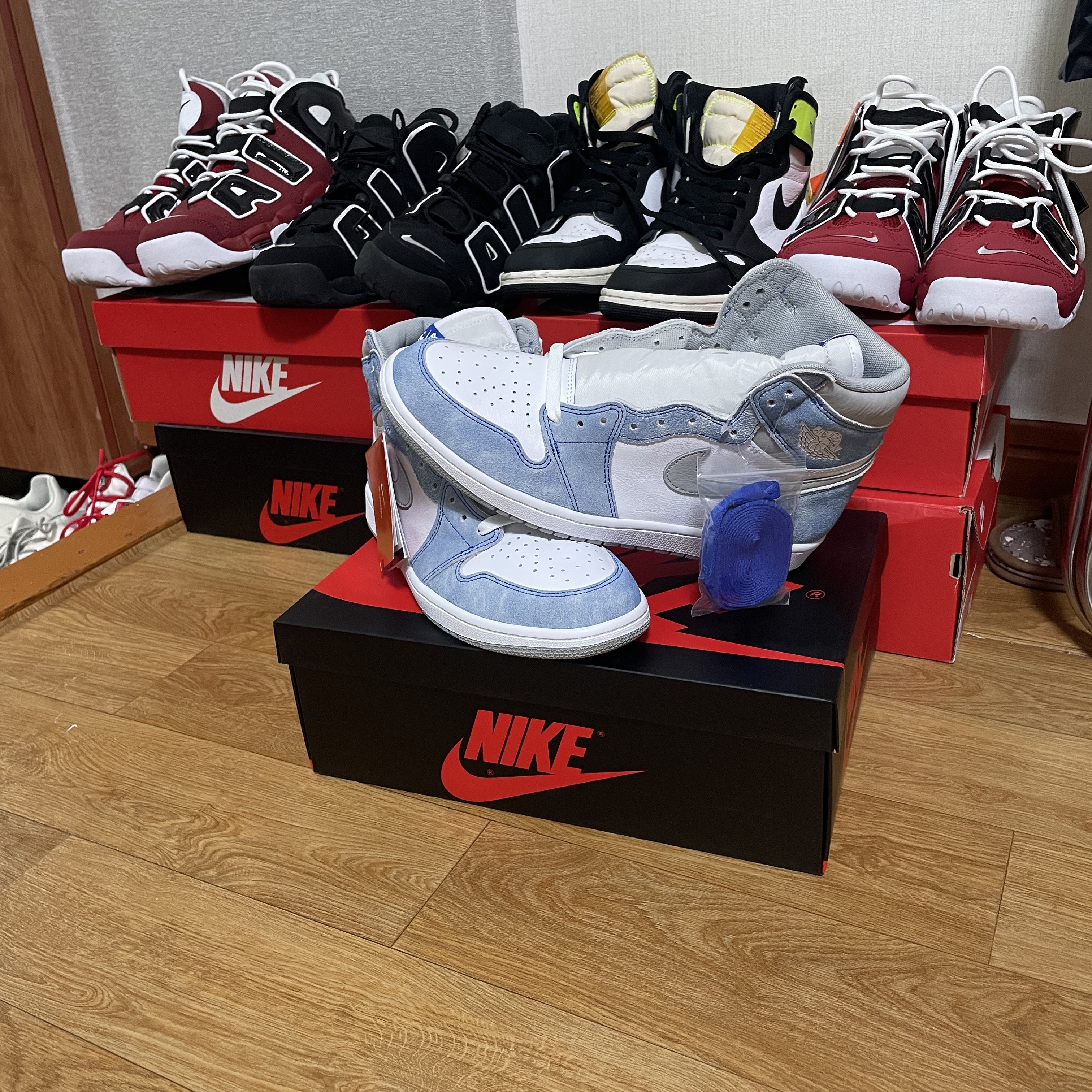 Jordan 1 Retro High OG Hyper Royal, Nike Air More Uptempo 96 Bulls 2021 착용 스타일