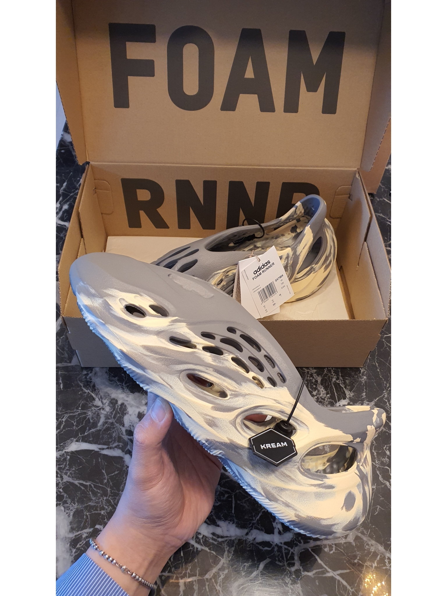 Adidas Yeezy Foam RNNR MXT Moon Gray 착용 스타일 - 1