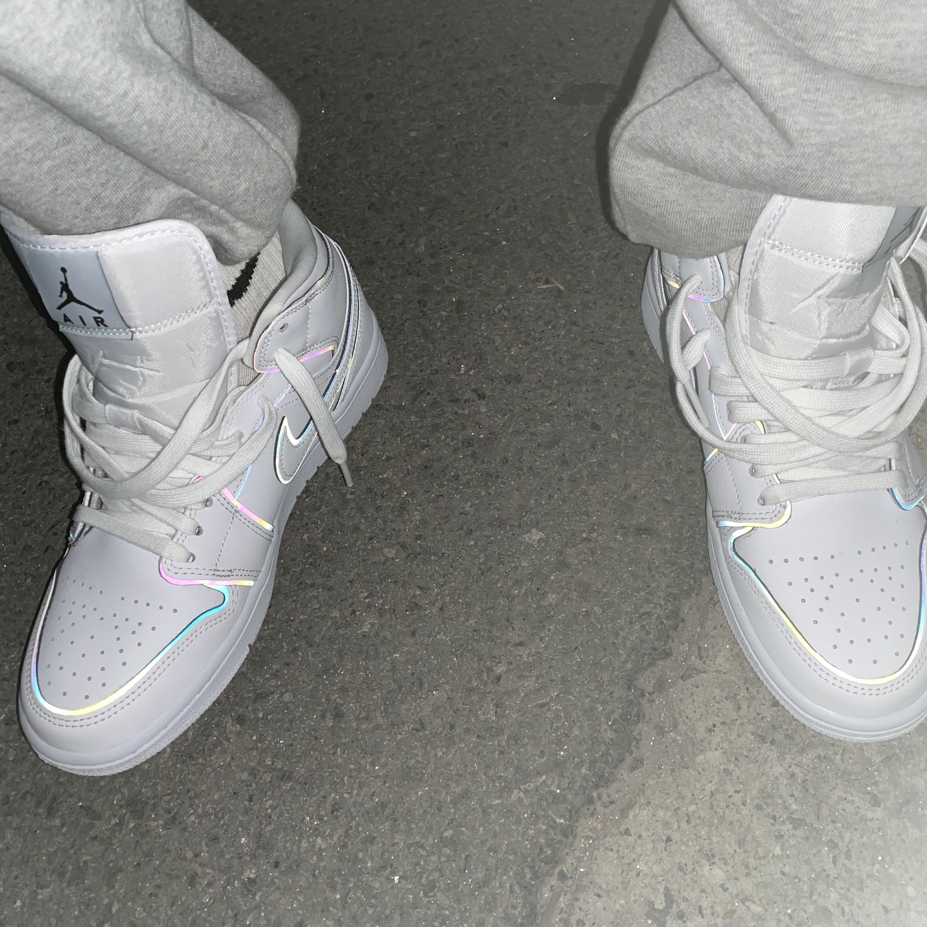 (W) Jordan 1 Mid SE Iridescent Trim 착용 스타일 - 2
