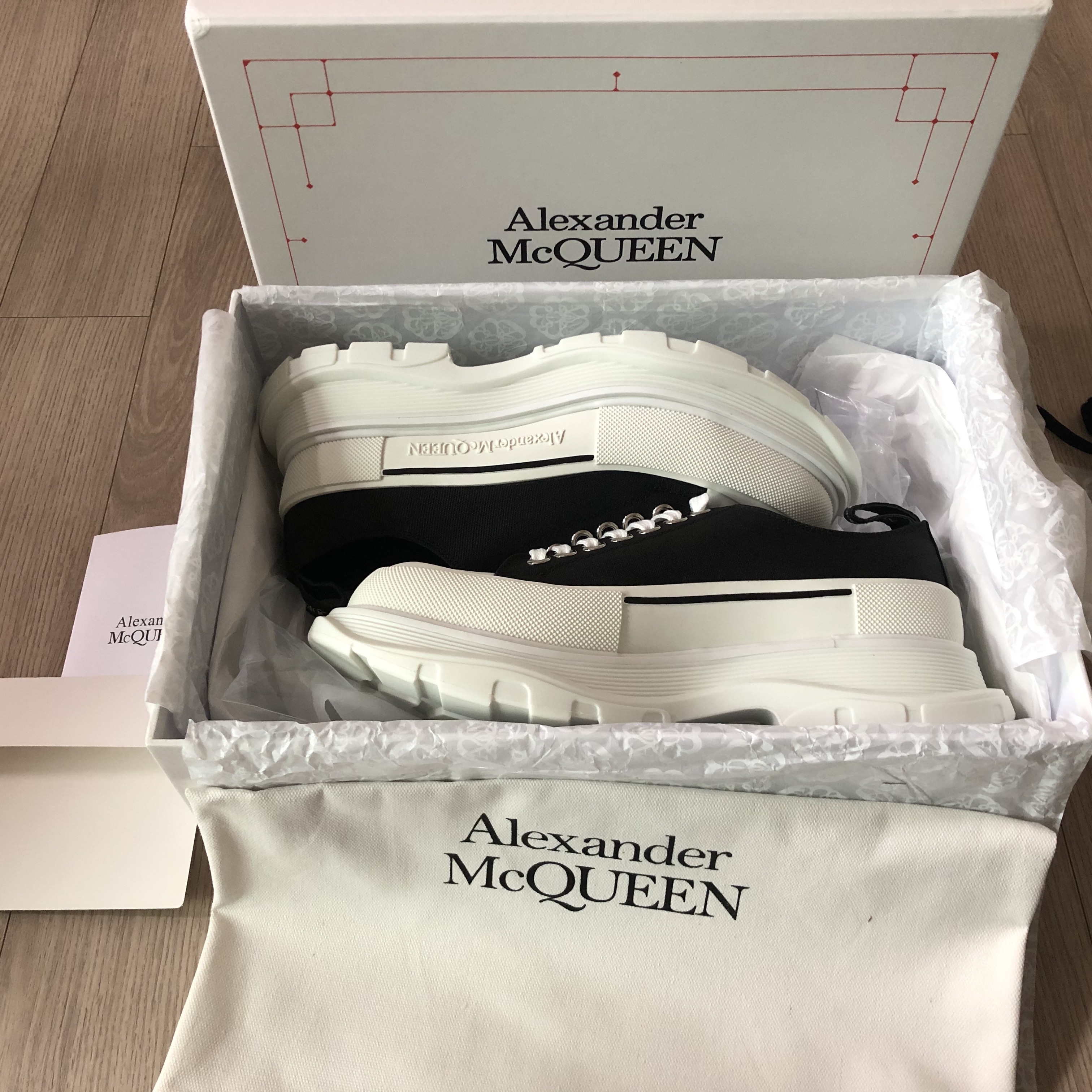 Alexander McQueen Tread Slick Lace Up Black White 착용 스타일 - 1