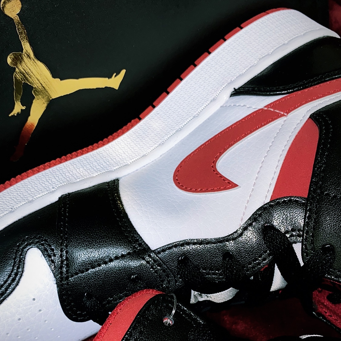 Jordan 1 Retro High OG Gym Red, (GS) Jordan 1 Mid Gym Red Black White 착용 스타일 - 2