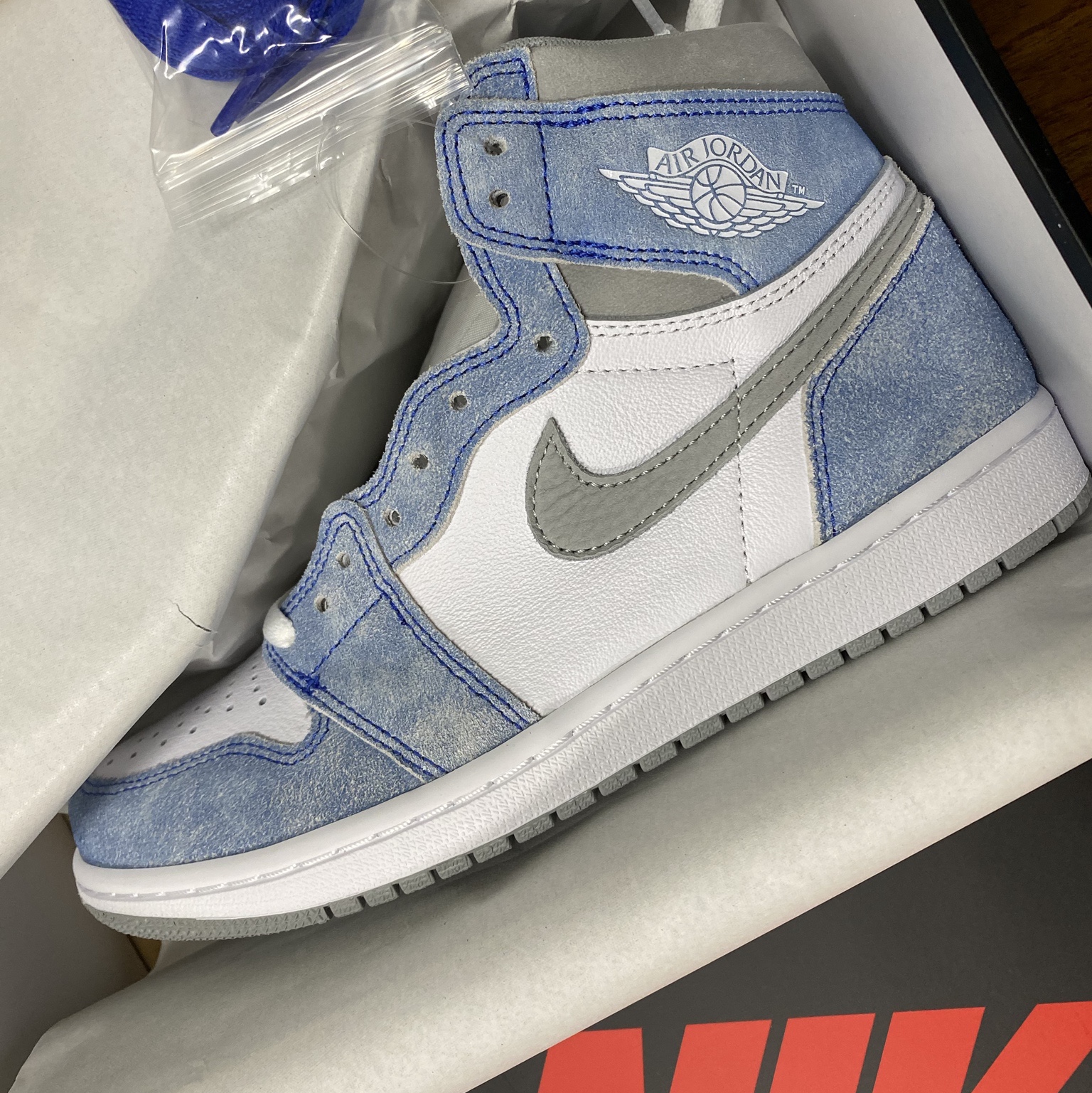 Jordan 1 Retro High OG Hyper Royal 착용 스타일