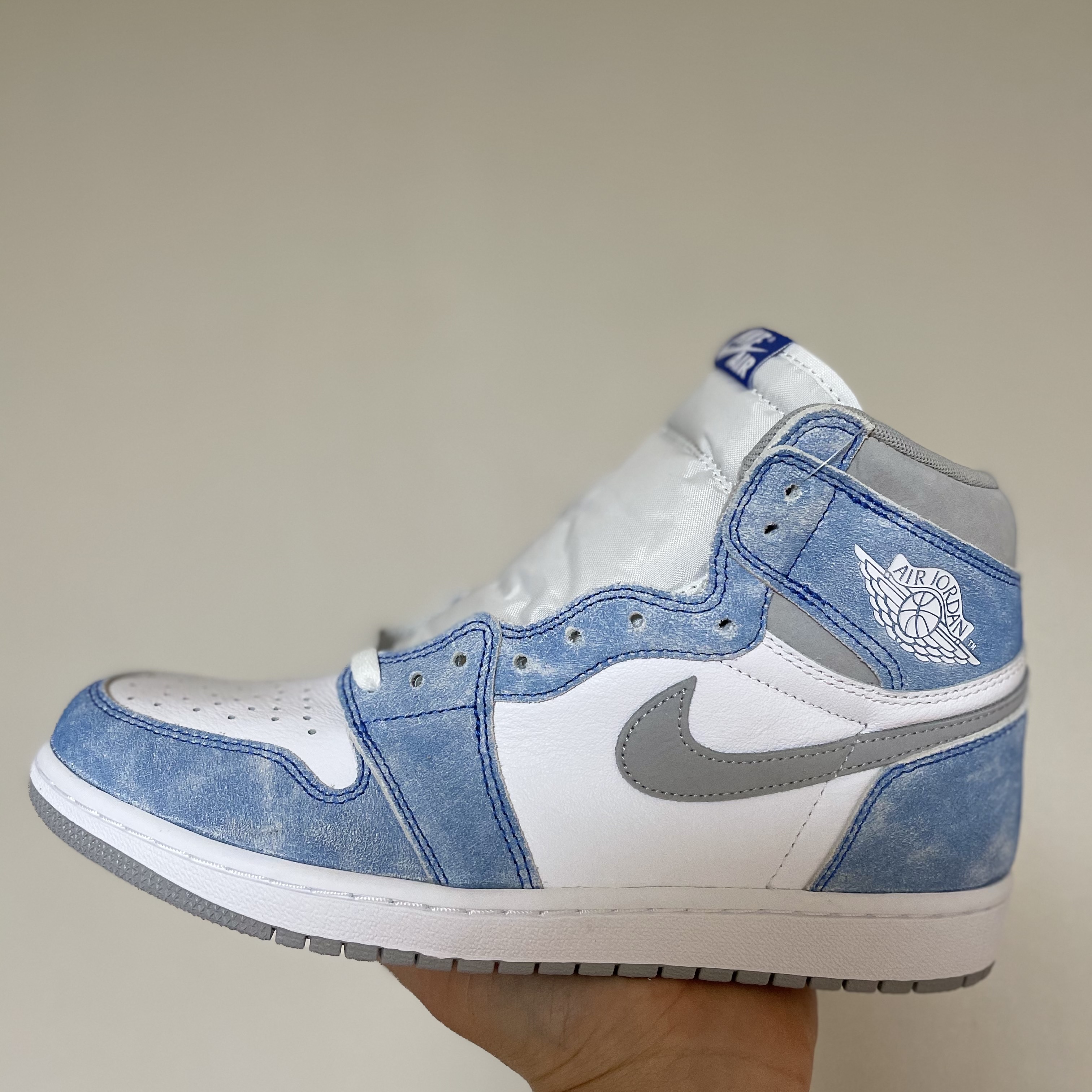 Jordan 1 Retro High OG Hyper Royal 착용 스타일 - 1