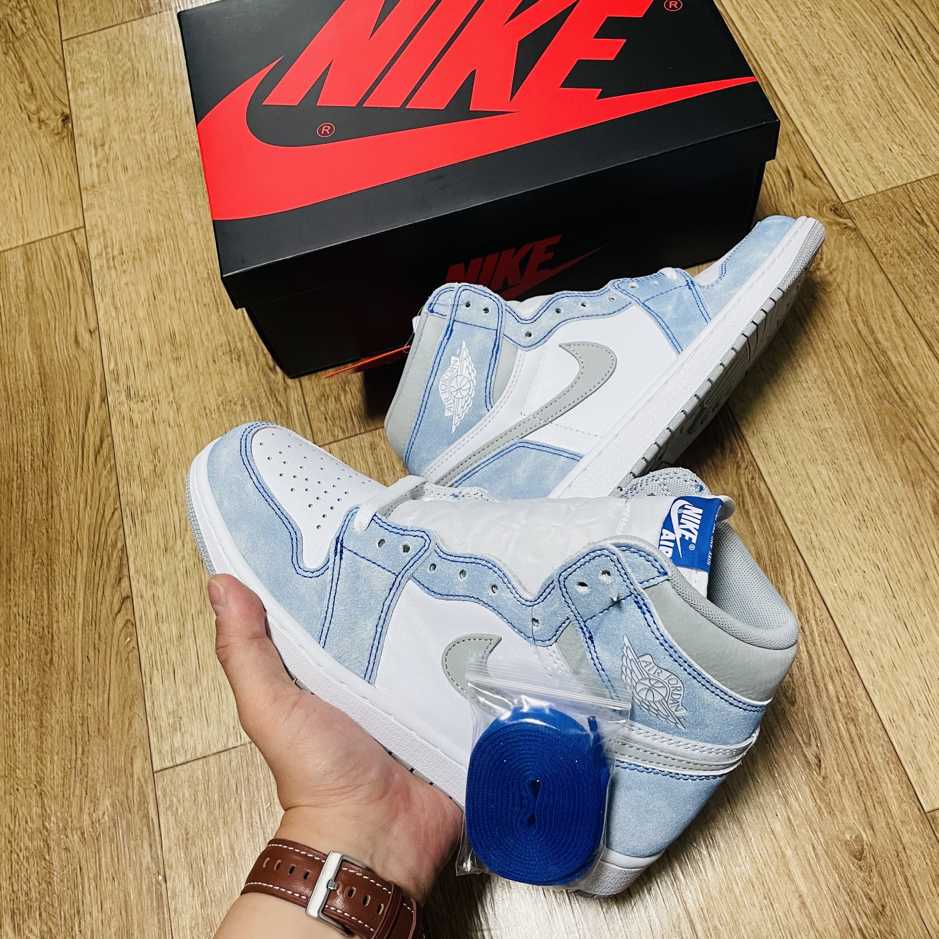 Jordan 1 Retro High OG Hyper Royal 착용 스타일 - 1