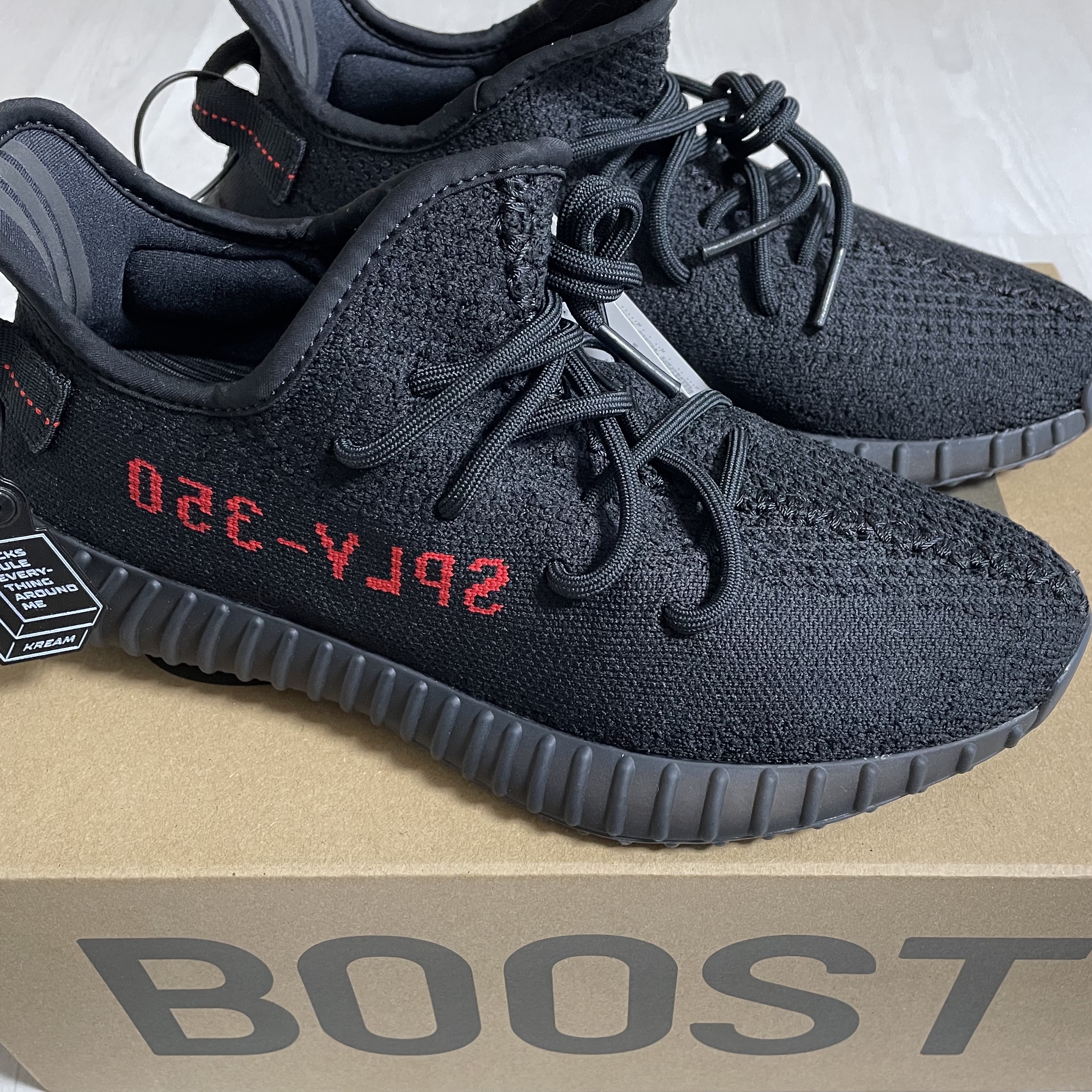 Adidas Yeezy Boost 350 V2 Black Red 2020 착용 스타일