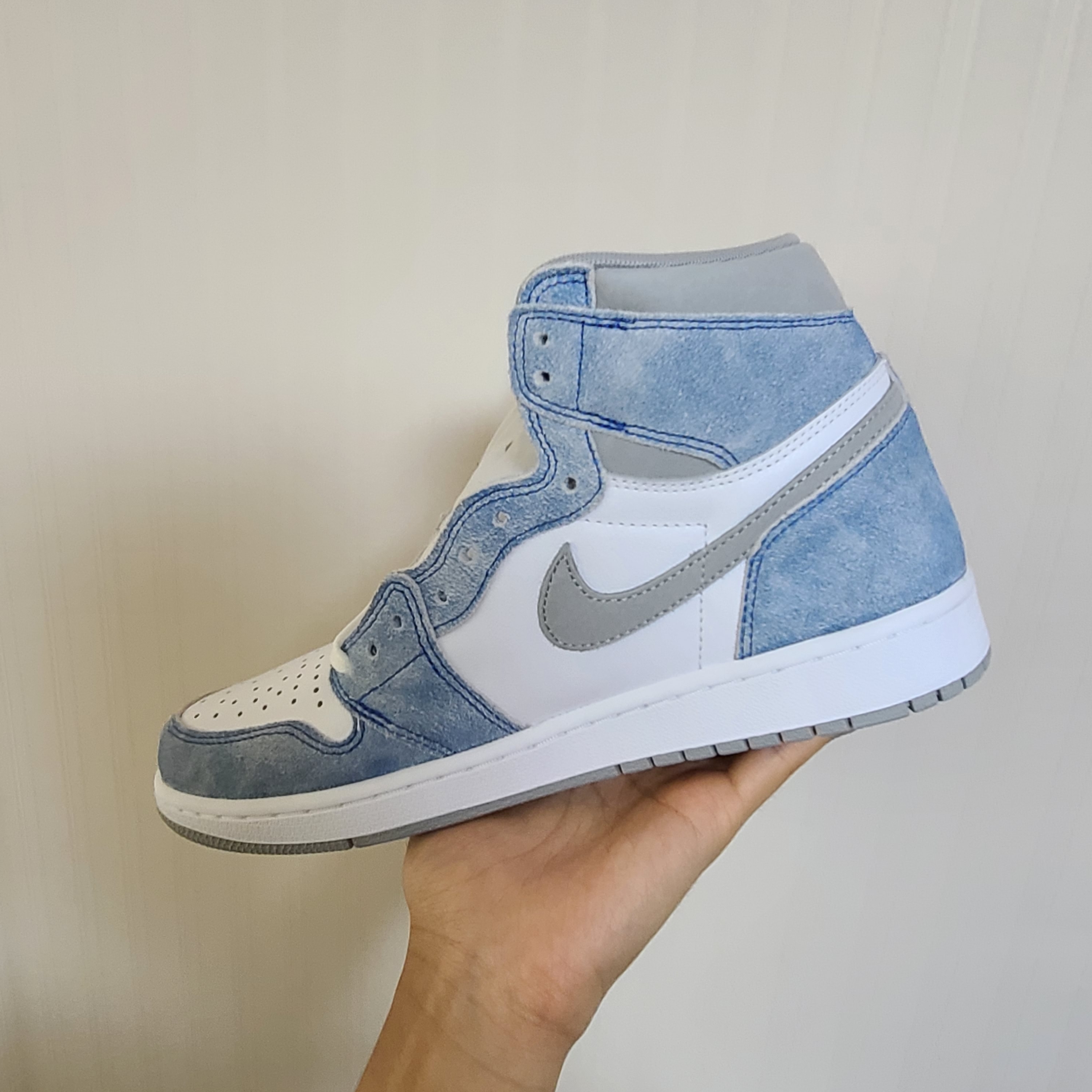 Jordan 1 Retro High OG Hyper Royal 착용 스타일 - 2