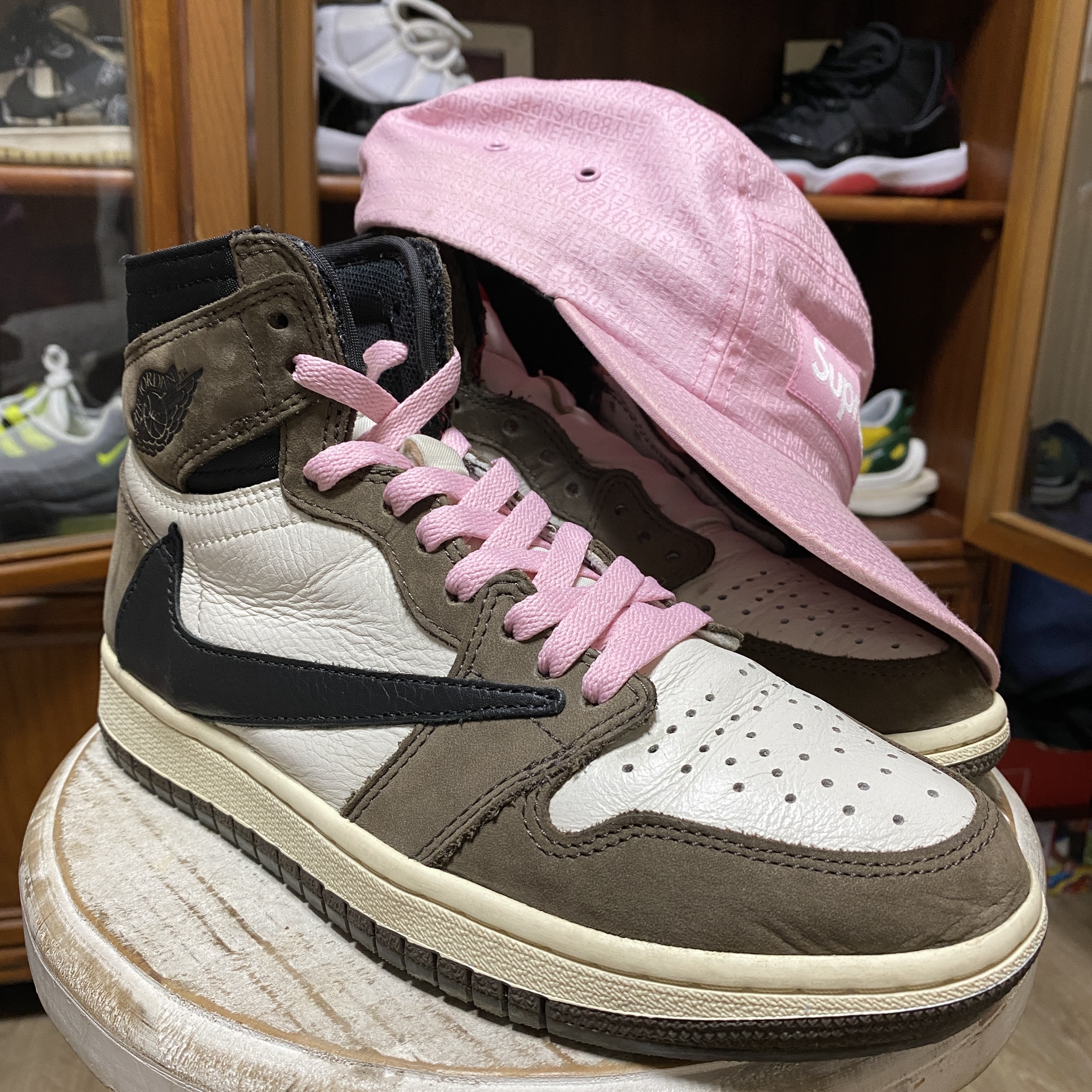 Jordan 1 x Travis Scott Retro High OG SP Mocha 착용 스타일
