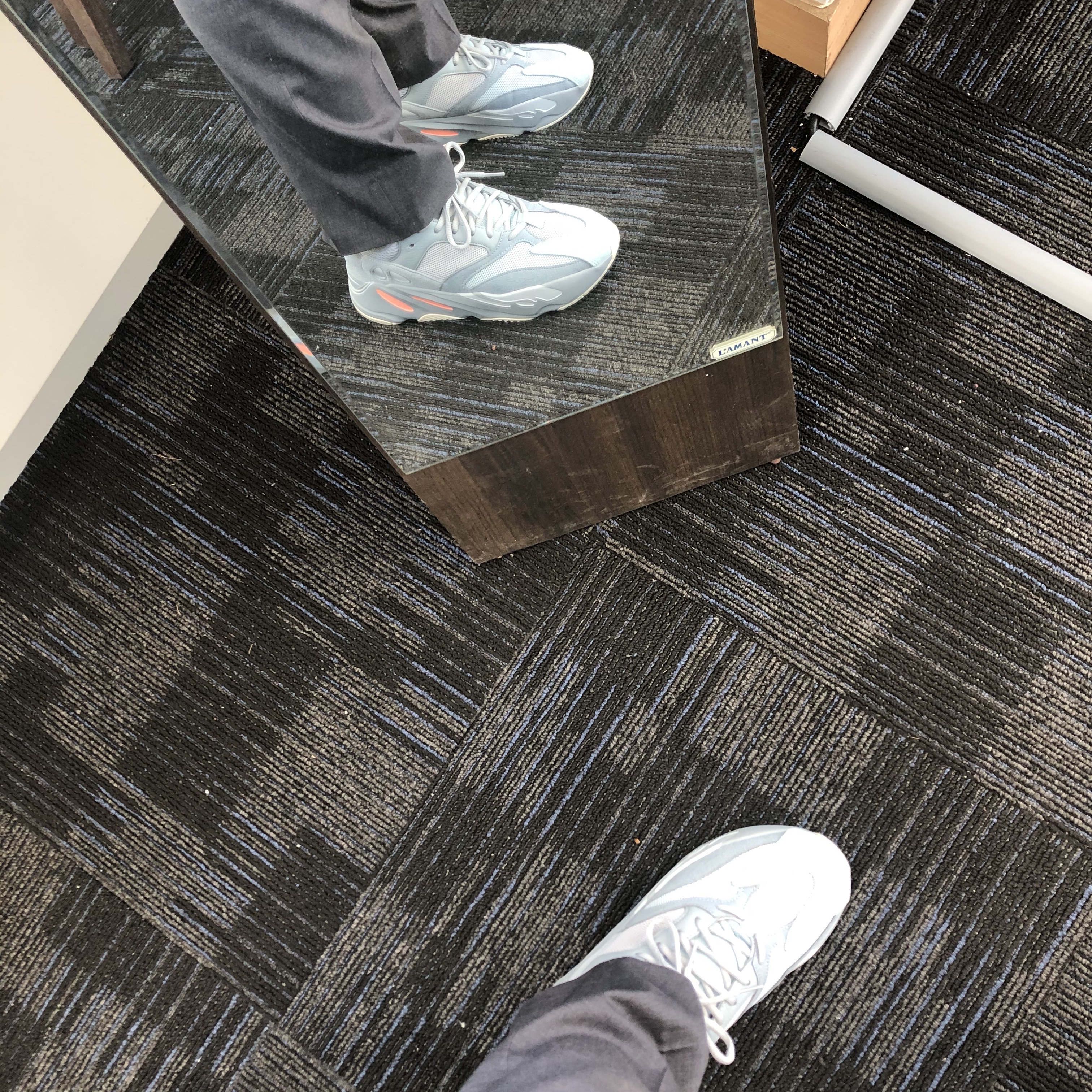 Adidas Yeezy Boost 700 Inertia 착용 스타일