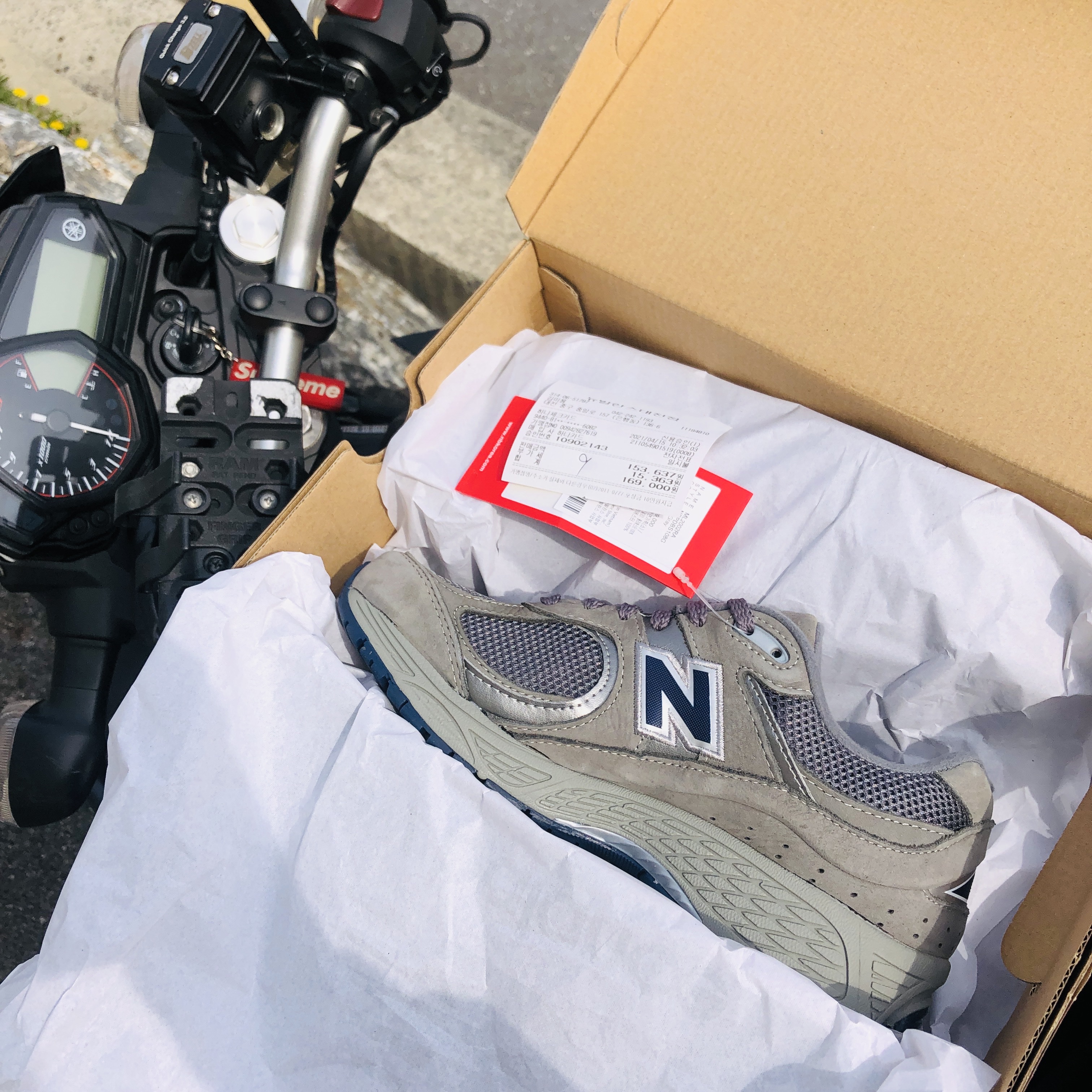 New Balance 2002R Gray, New Balance 237 Moonbeam Classic Burgundy 착용 스타일 - 1