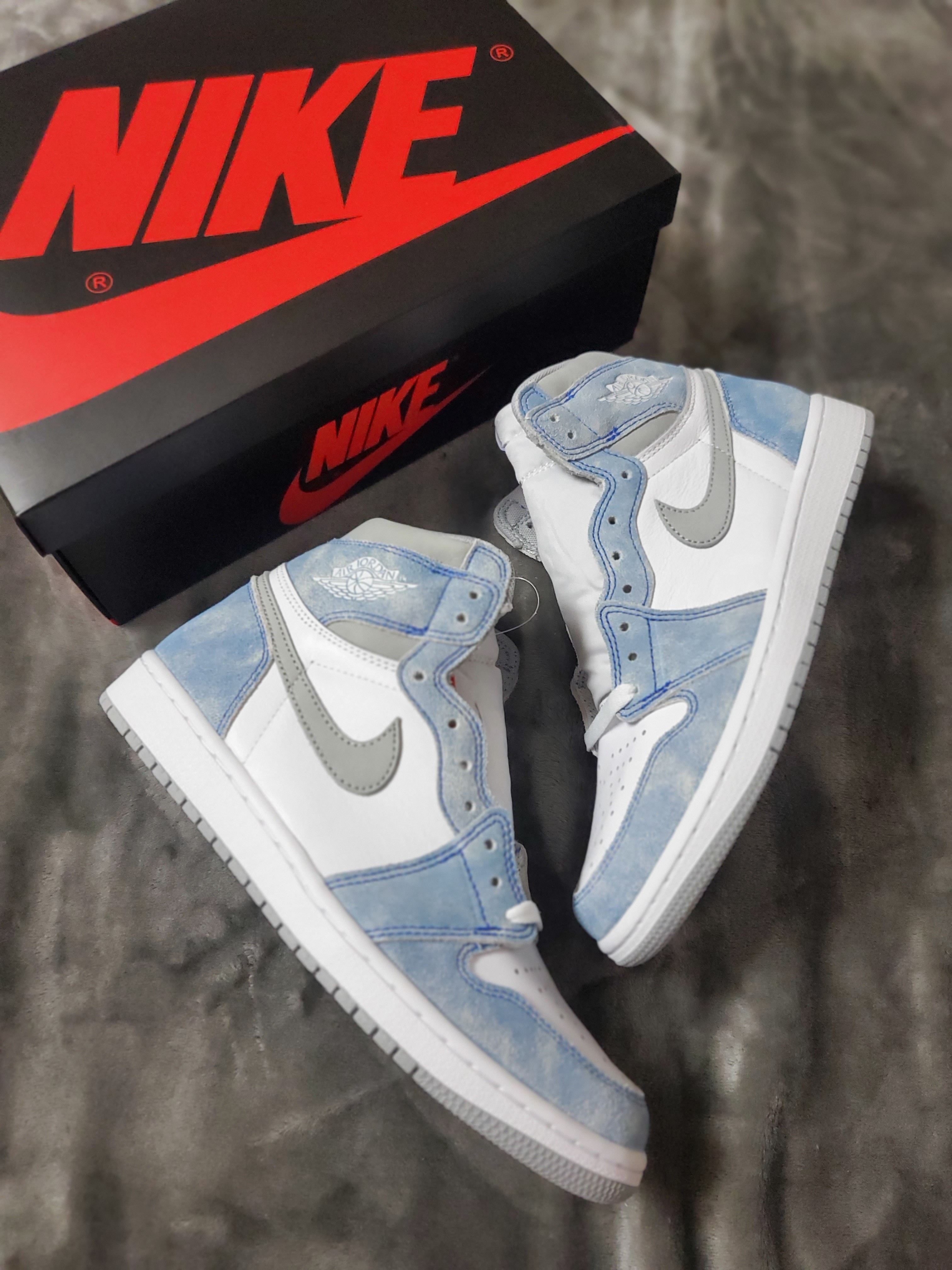 Jordan 1 Retro High OG Hyper Royal 착용 스타일 - 1