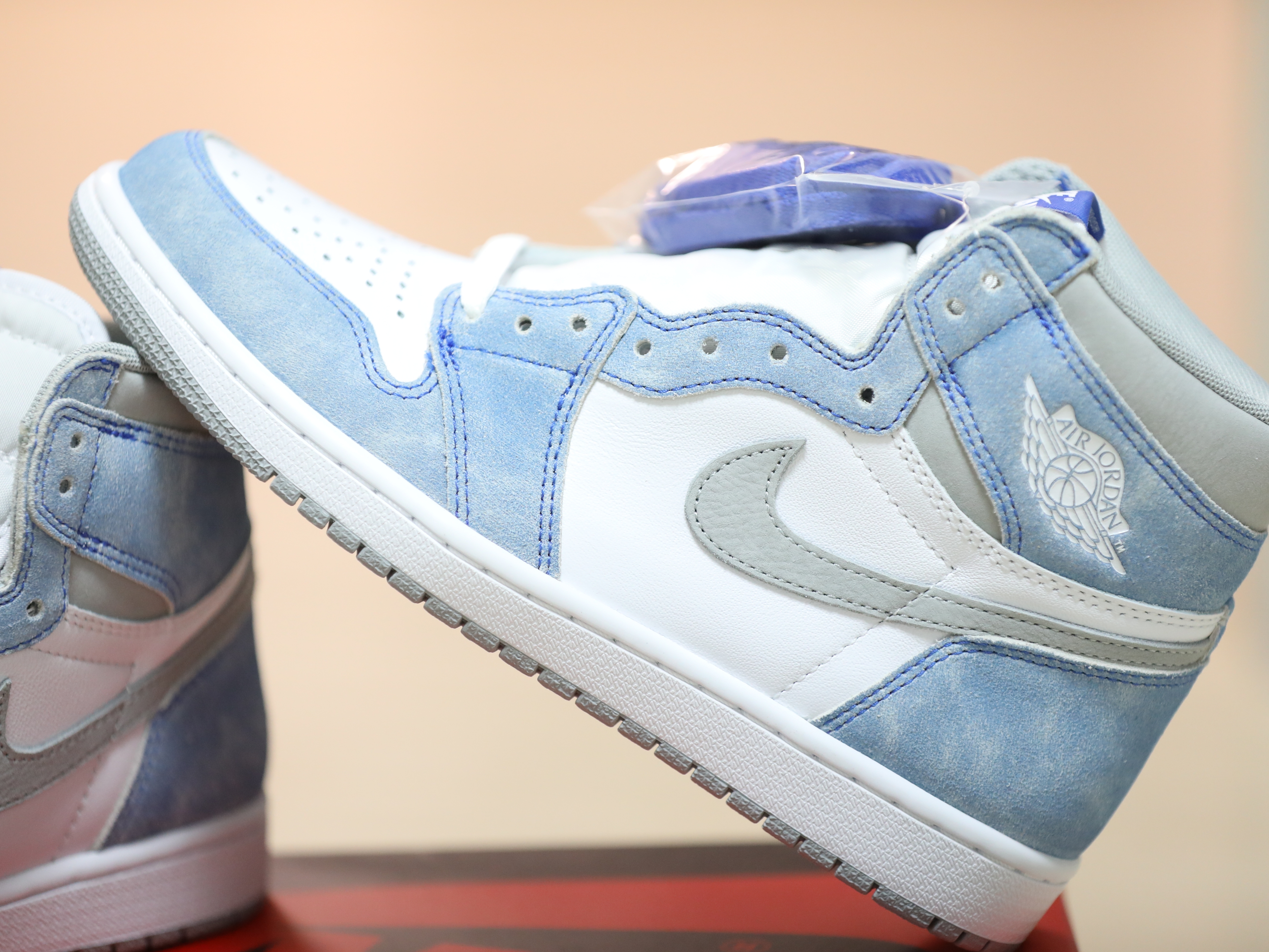 Jordan 1 Retro High OG Hyper Royal 착용 스타일 - 3