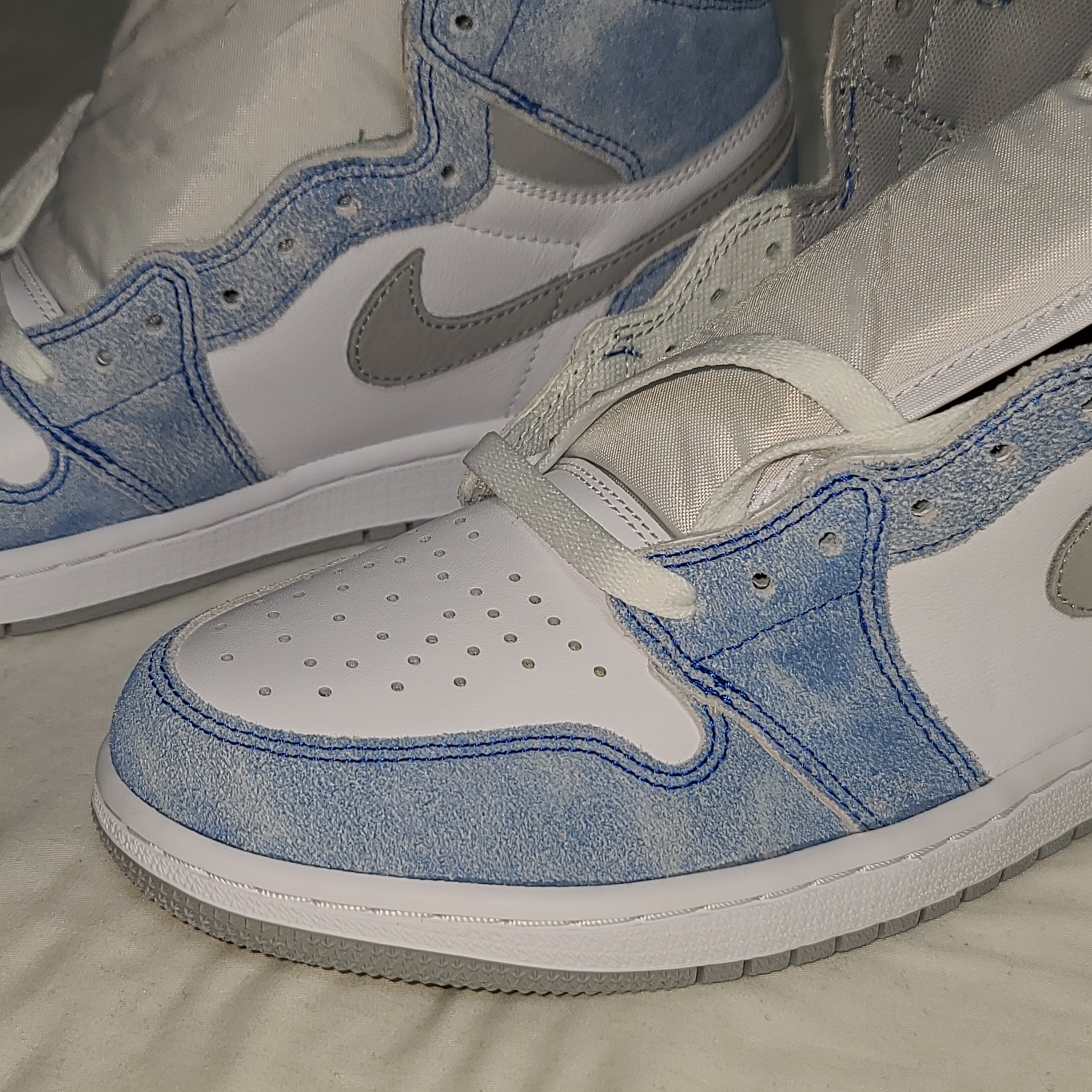Jordan 1 Retro High OG Hyper Royal 착용 스타일 - 3