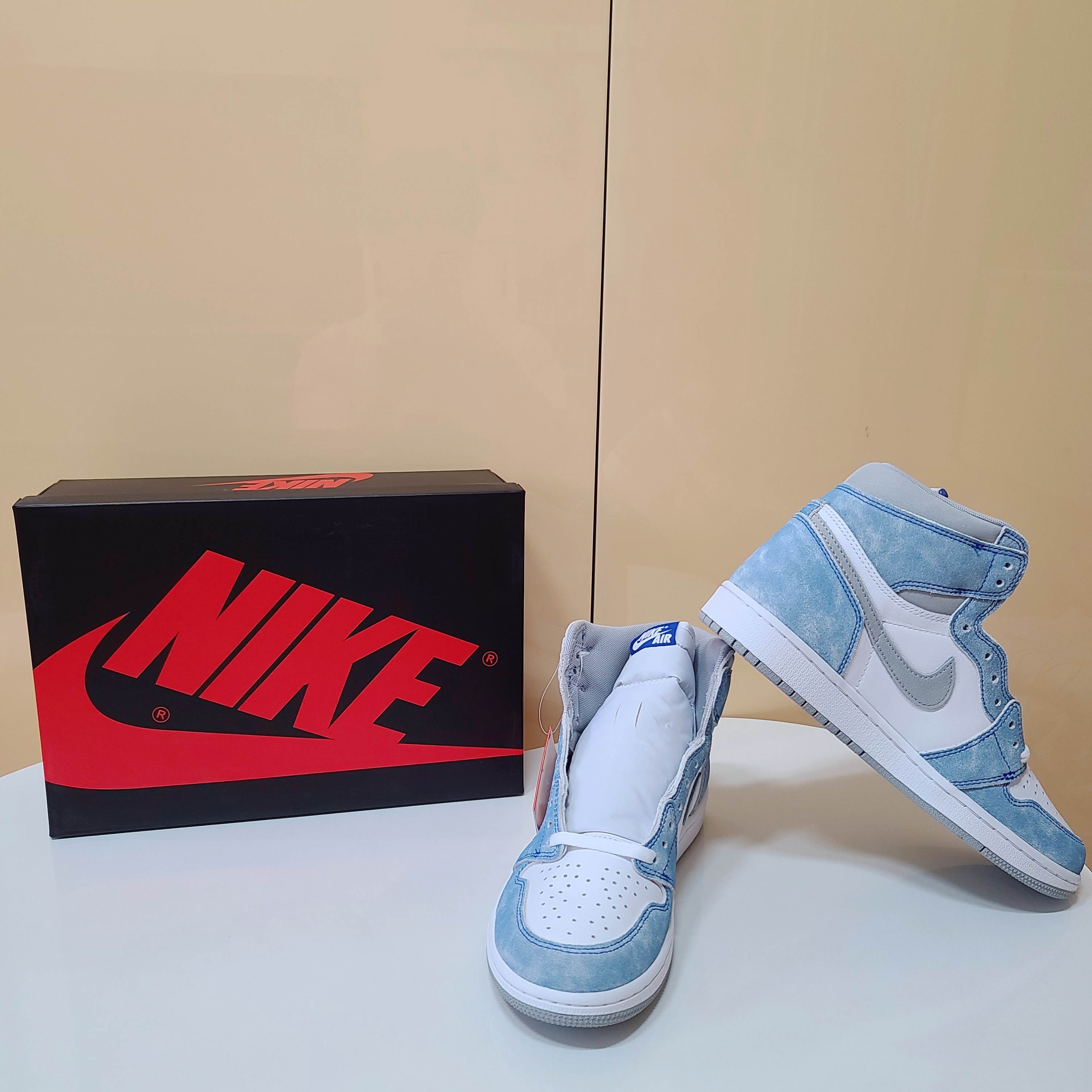 Jordan 1 Retro High OG Hyper Royal 착용 스타일 - 5