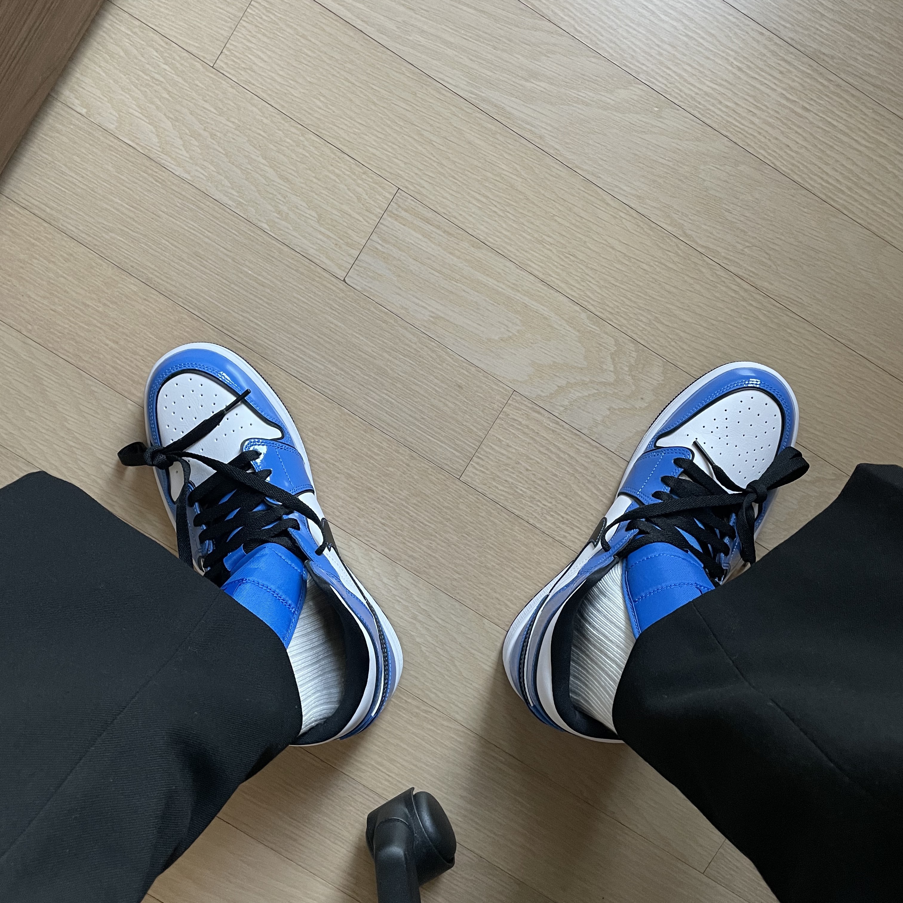 Jordan 1 Mid SE Signal Blue 착용 스타일