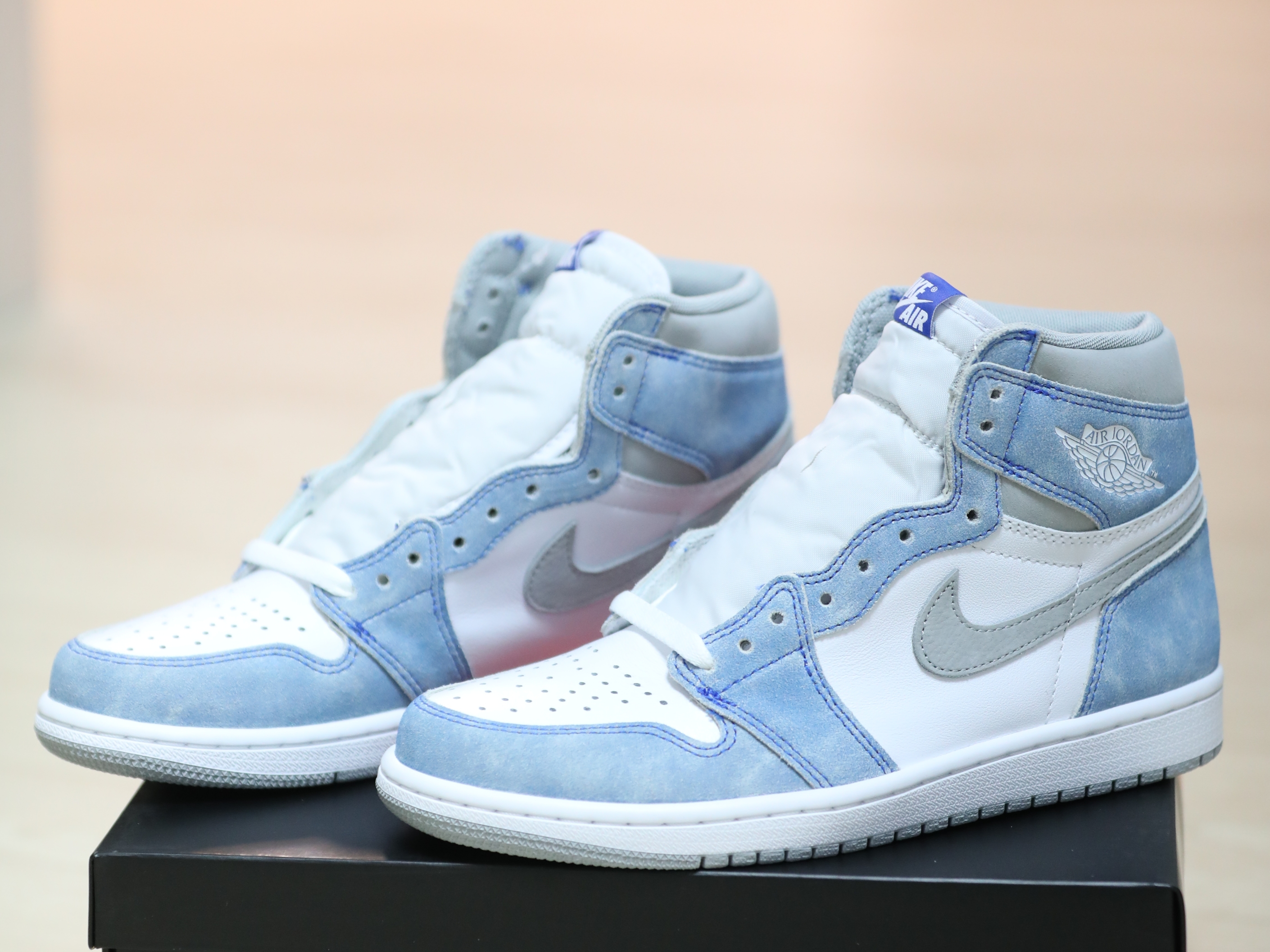 Jordan 1 Retro High OG Hyper Royal 착용 스타일 - 4