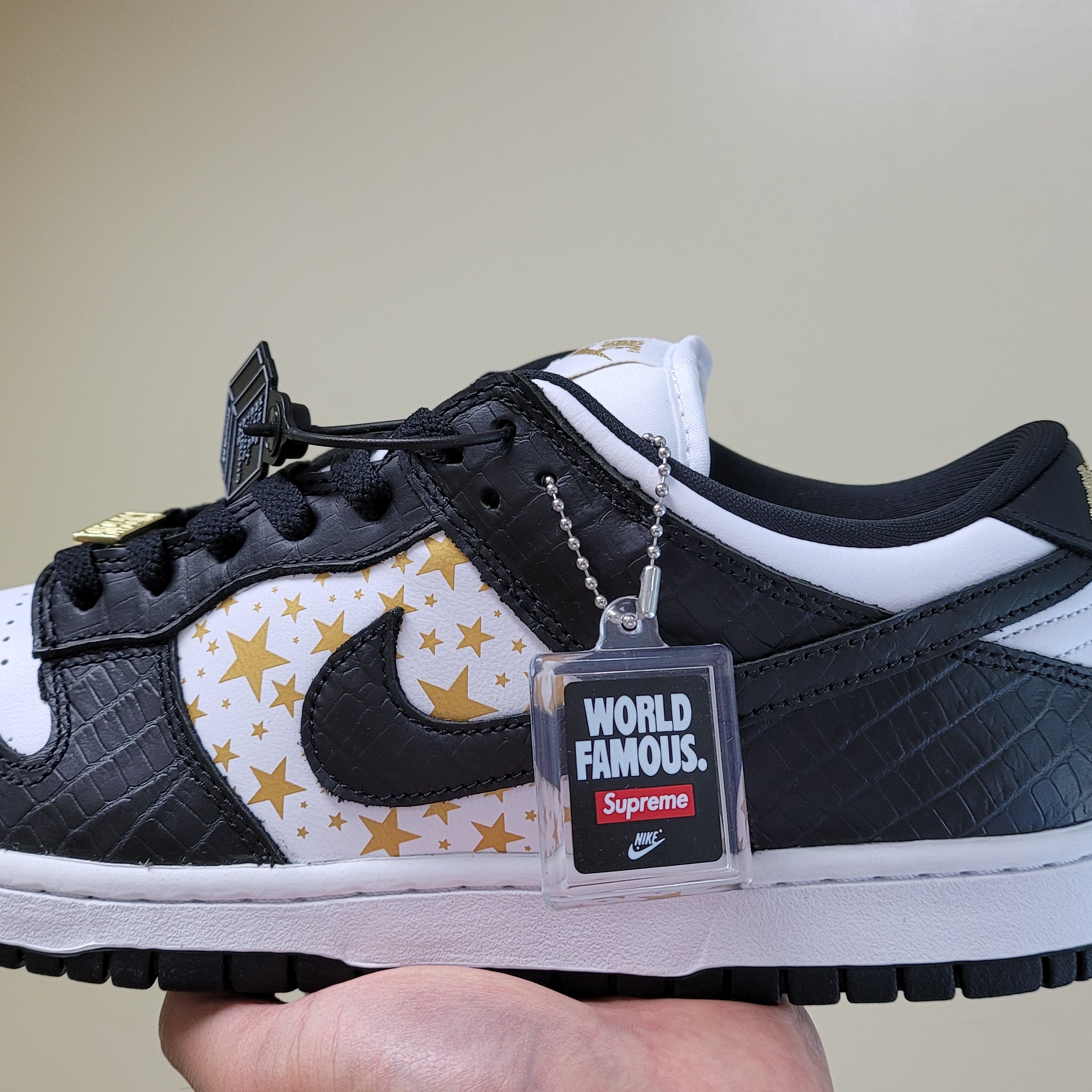 Nike x Supreme SB Dunk Low Black 착용 스타일 - 2