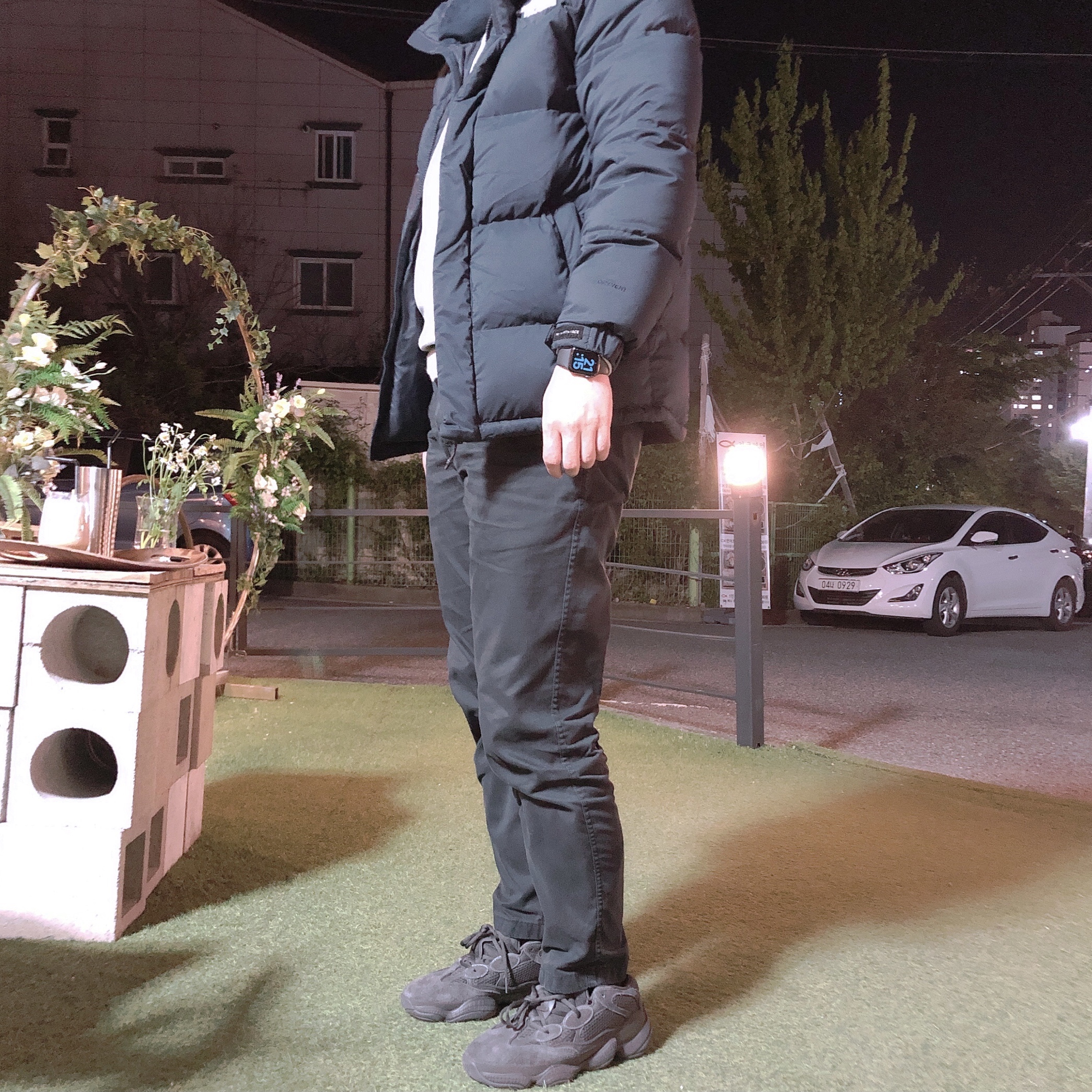 Adidas Yeezy 500 Utility Black 2018/2020, Jordan 1 Retro High OG Hyper Royal 착용 스타일