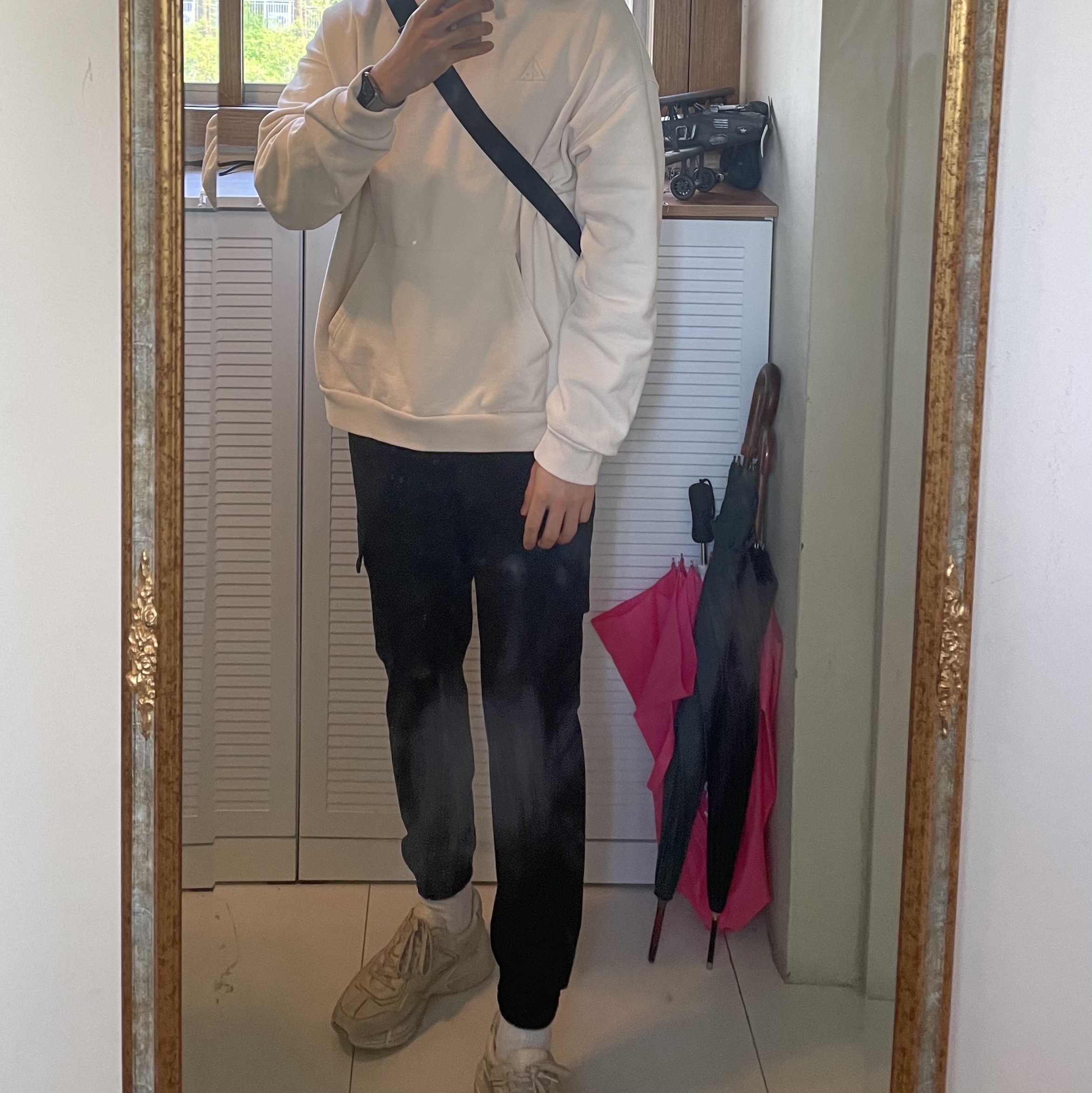Gucci Rhyton Leather Sneakers Distressed Ivory 착용 스타일