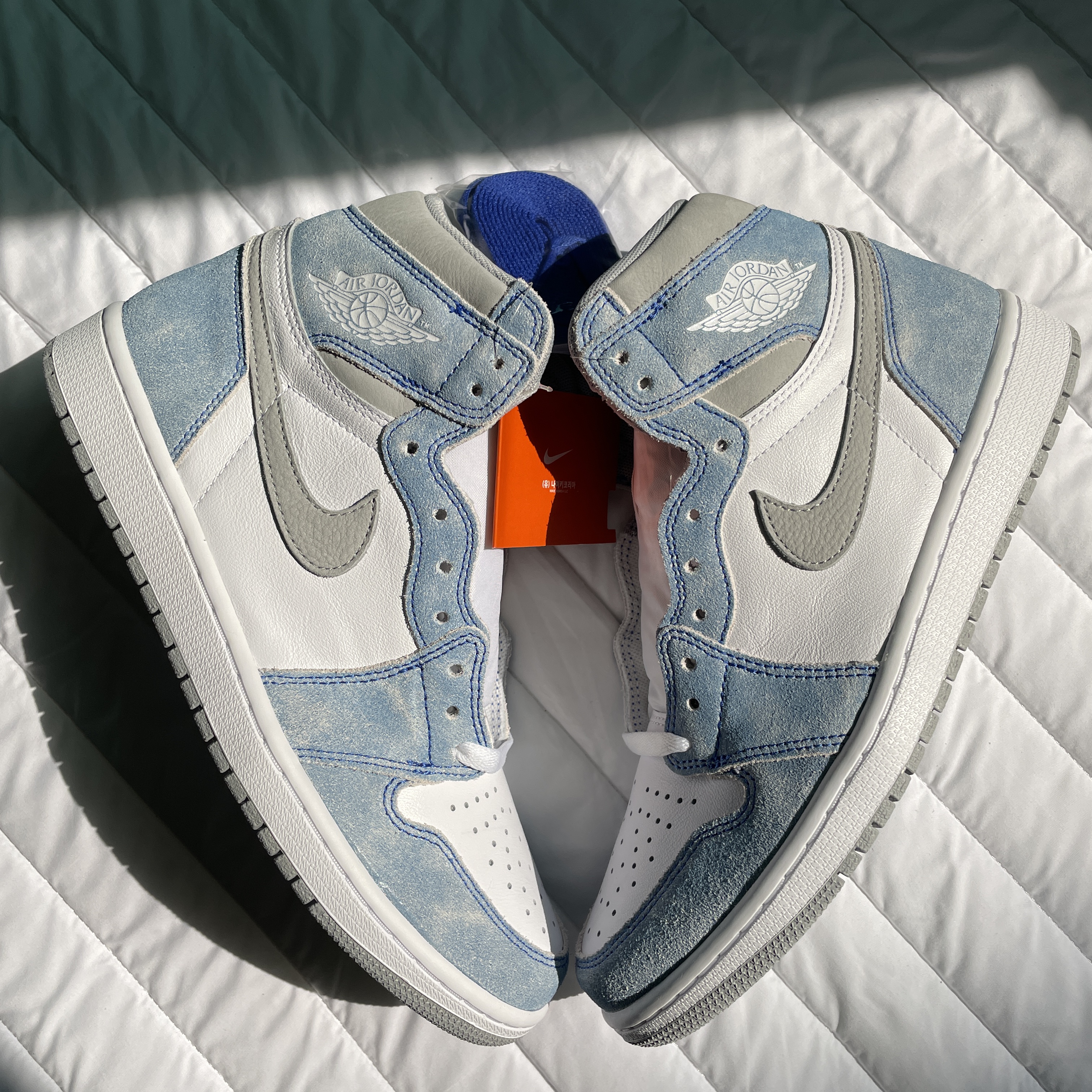 Jordan 1 Retro High OG Hyper Royal 착용 스타일 - 1