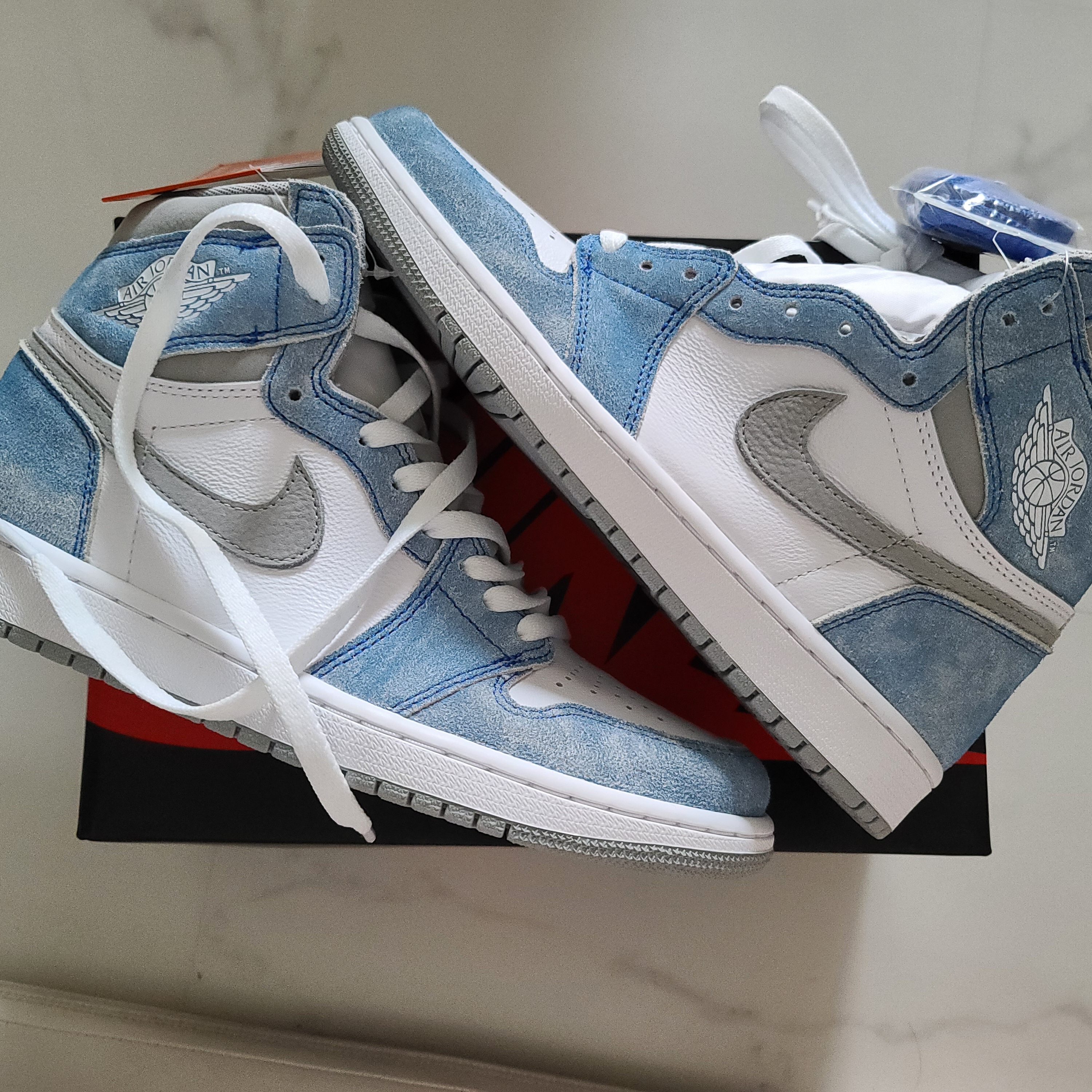 Jordan 1 Retro High OG Hyper Royal 착용 스타일 - 1