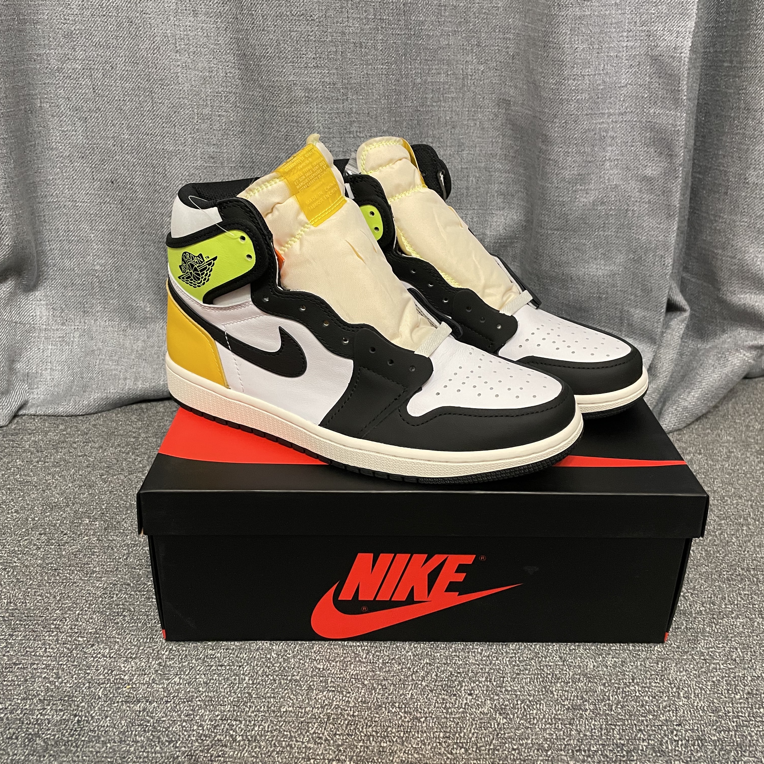 Jordan 1 Retro High OG Volt Gold 착용 스타일 - 1