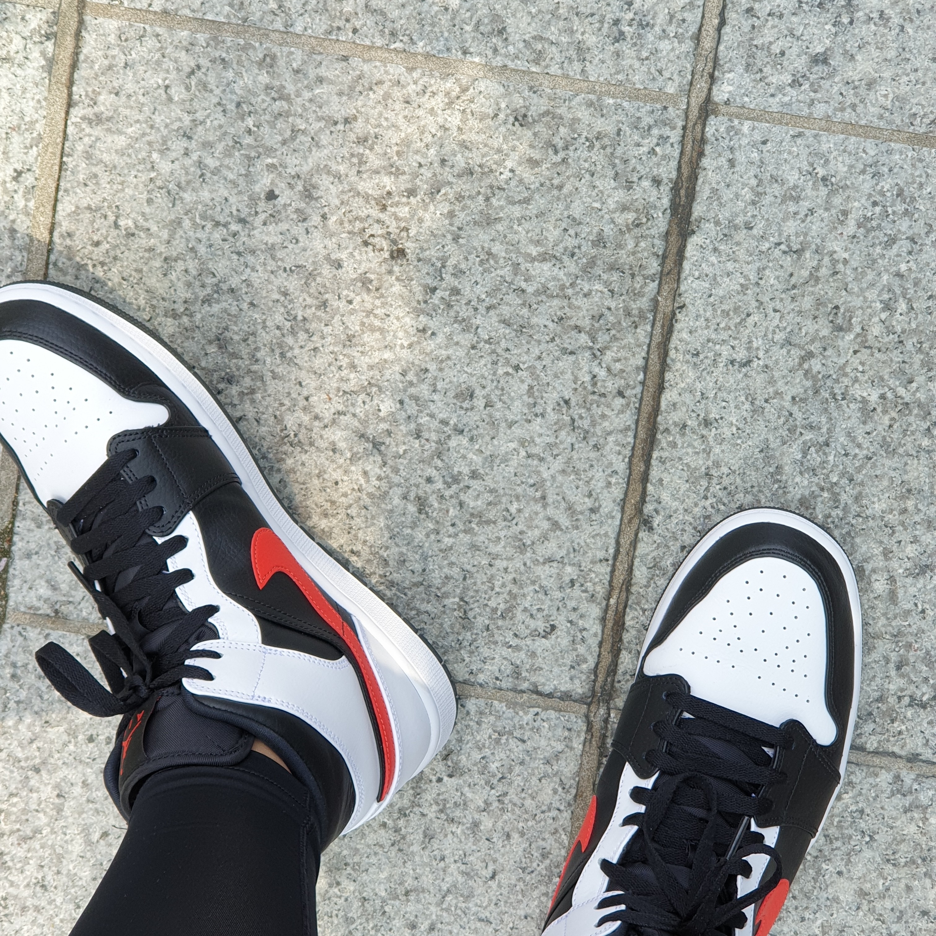Jordan 1 Mid Black Chile Red 착용 스타일