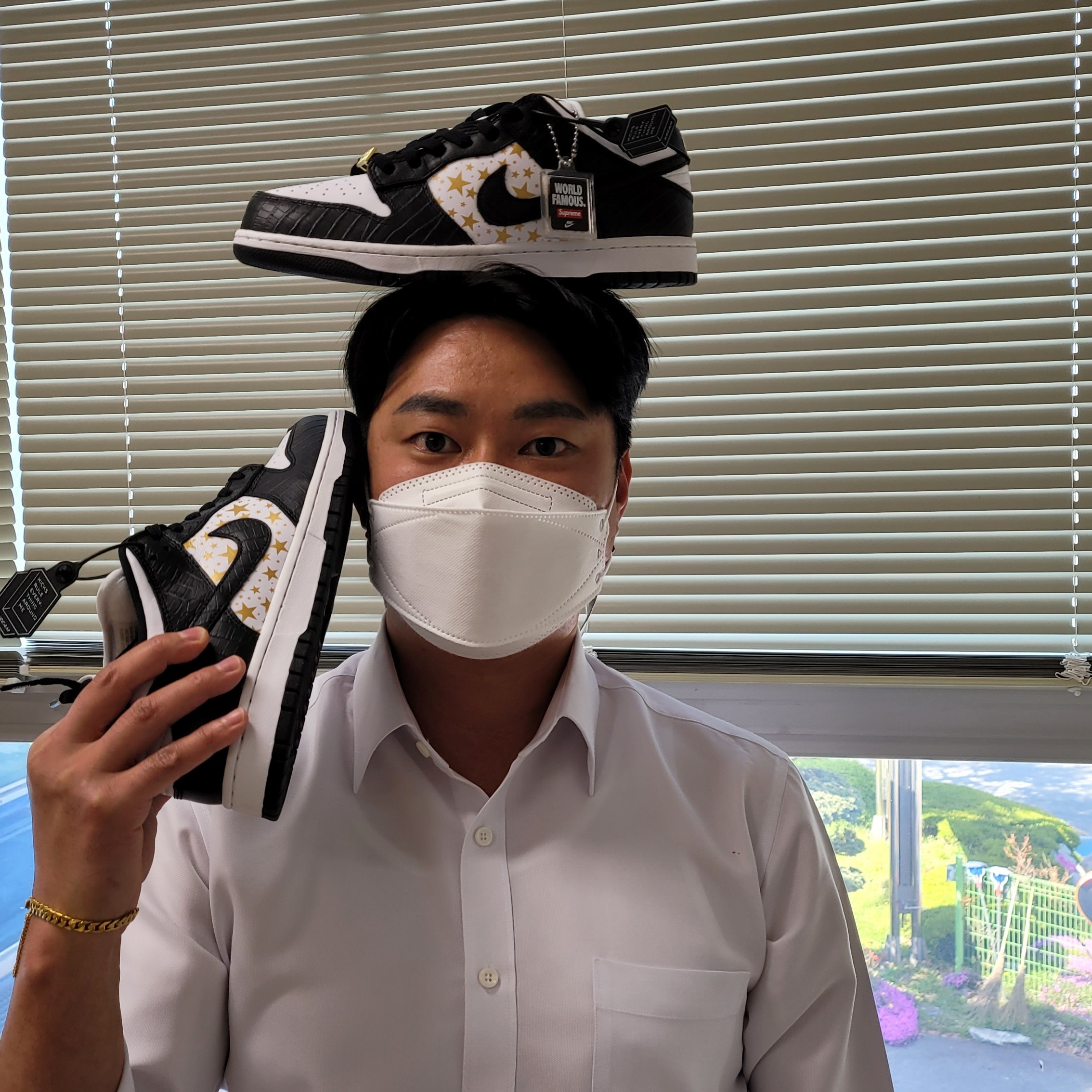 Nike x Supreme SB Dunk Low Black 착용 스타일 - 3