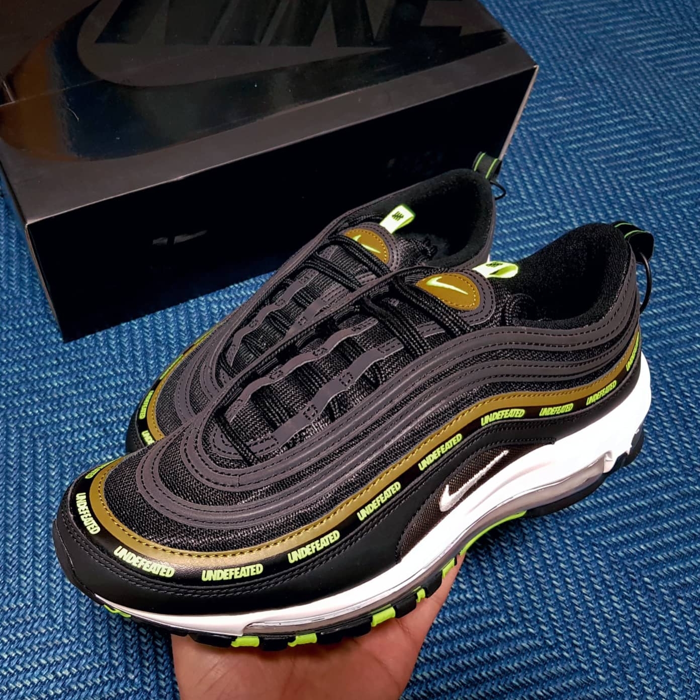 Nike x Undefeated Air Max 97 Black Volt, Nike Air Max 97 OG Black Volt Asia 착용 스타일 - 1