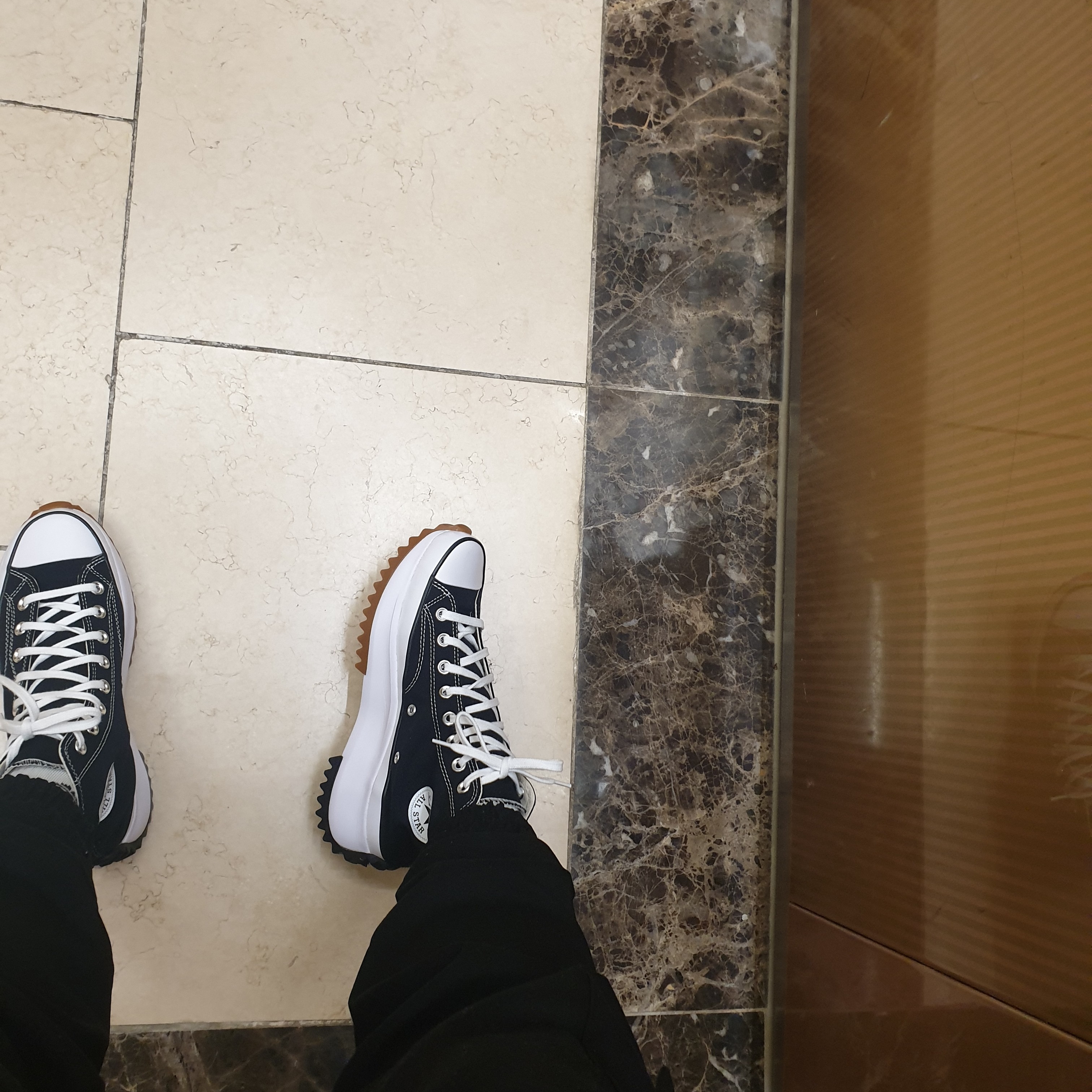 Converse Run Star Hike Hi Black White Gum 착용 스타일