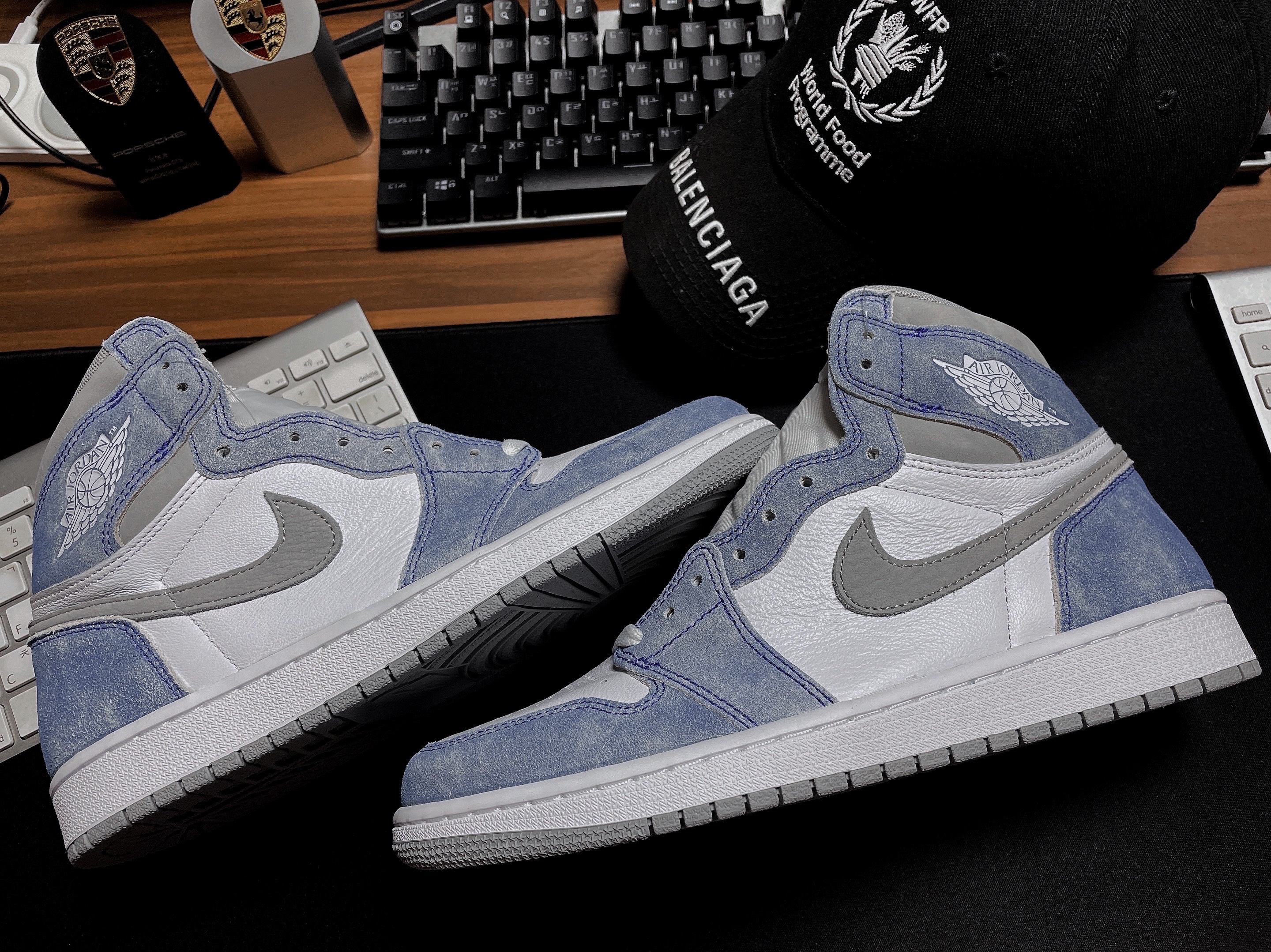 Jordan 1 Retro High OG Hyper Royal 착용 스타일