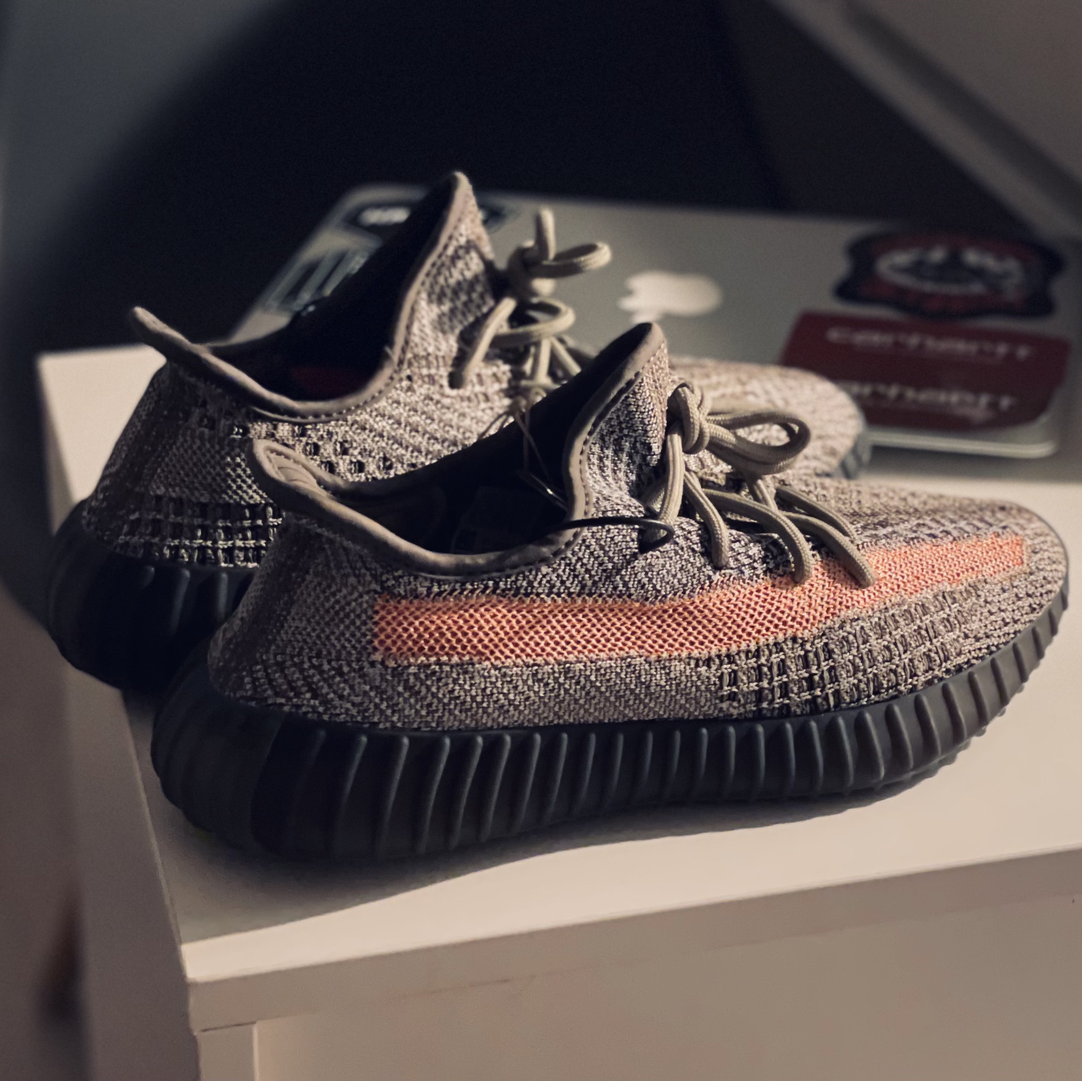 Adidas Yeezy Boost 350 V2 Ash Stone 착용 스타일 - 1