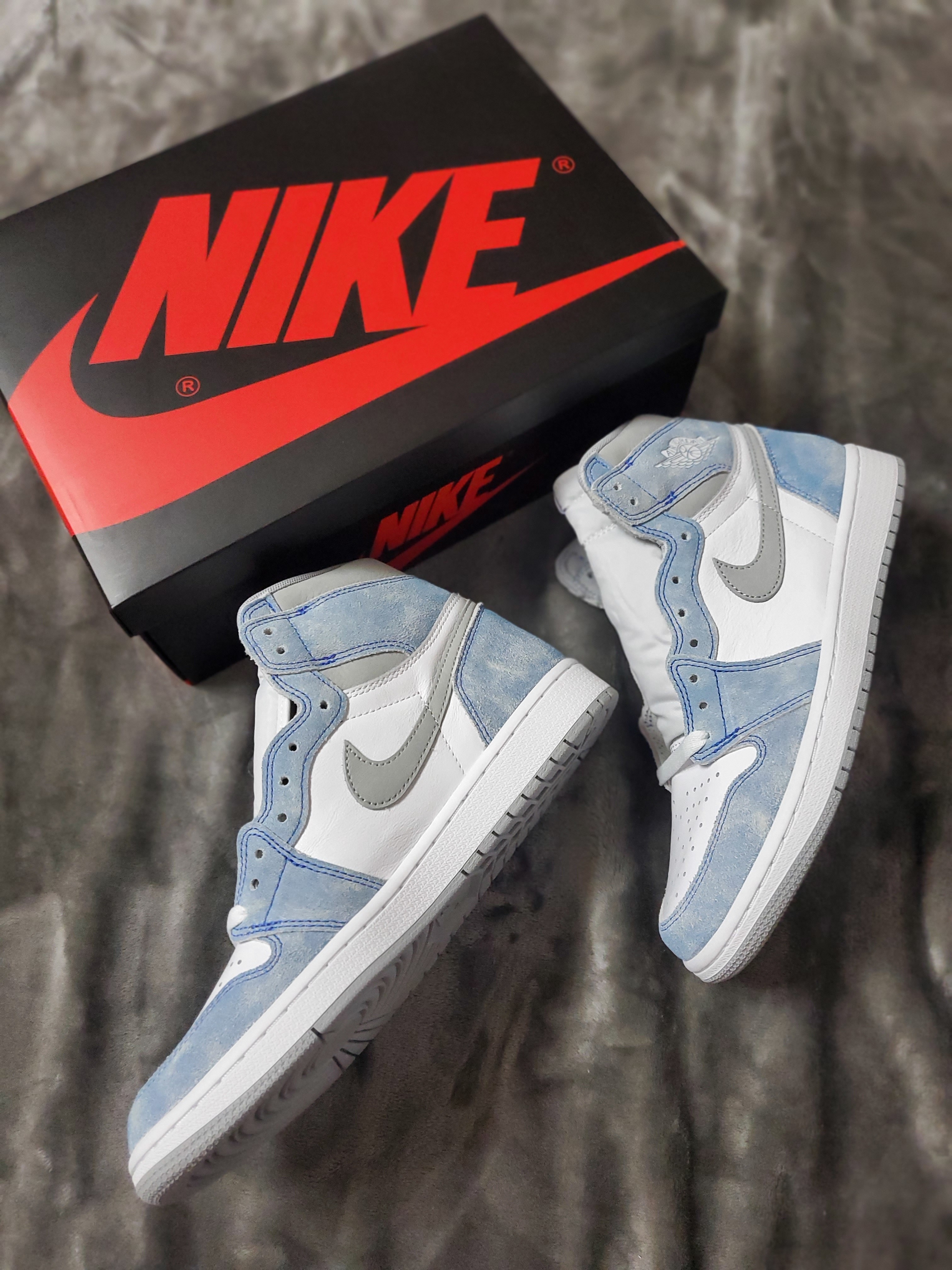 Jordan 1 Retro High OG Hyper Royal 착용 스타일 - 3