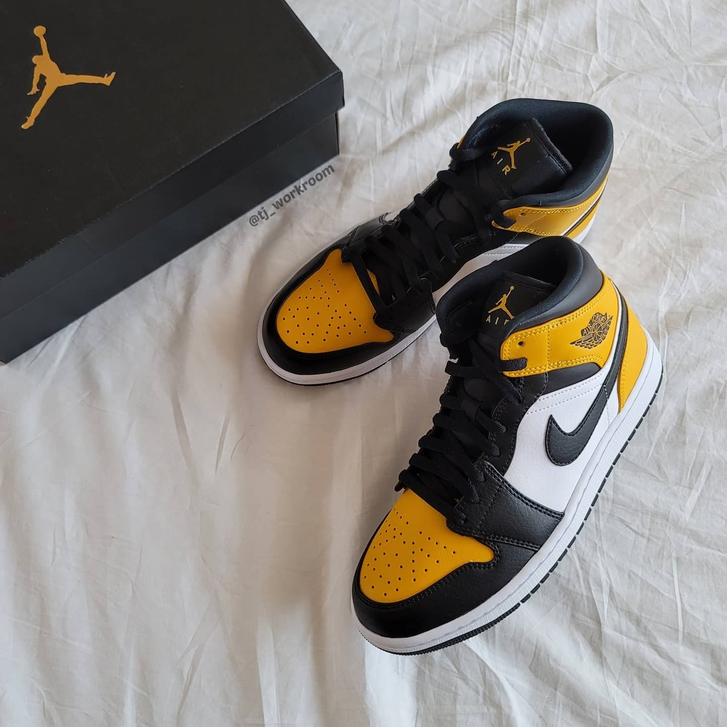 Jordan 1 Mid White University Gold 착용 스타일 - 4