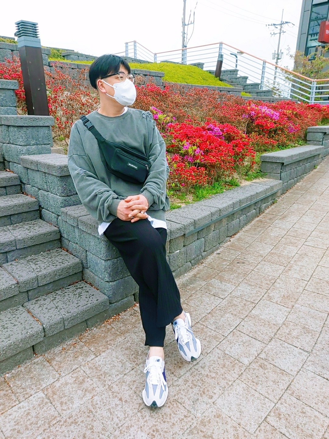 New Balance 327 Grey Purple 착용 스타일 - 2