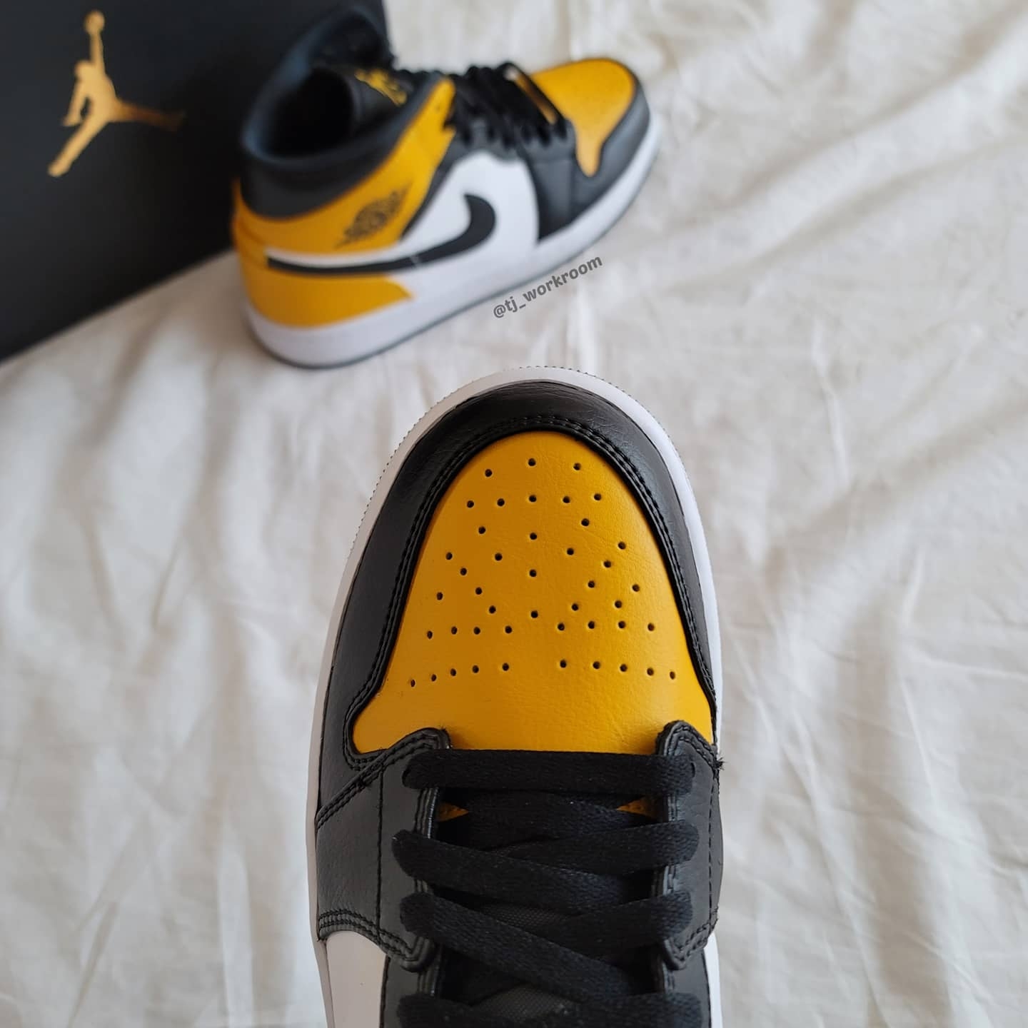Jordan 1 Mid White University Gold 착용 스타일 - 5