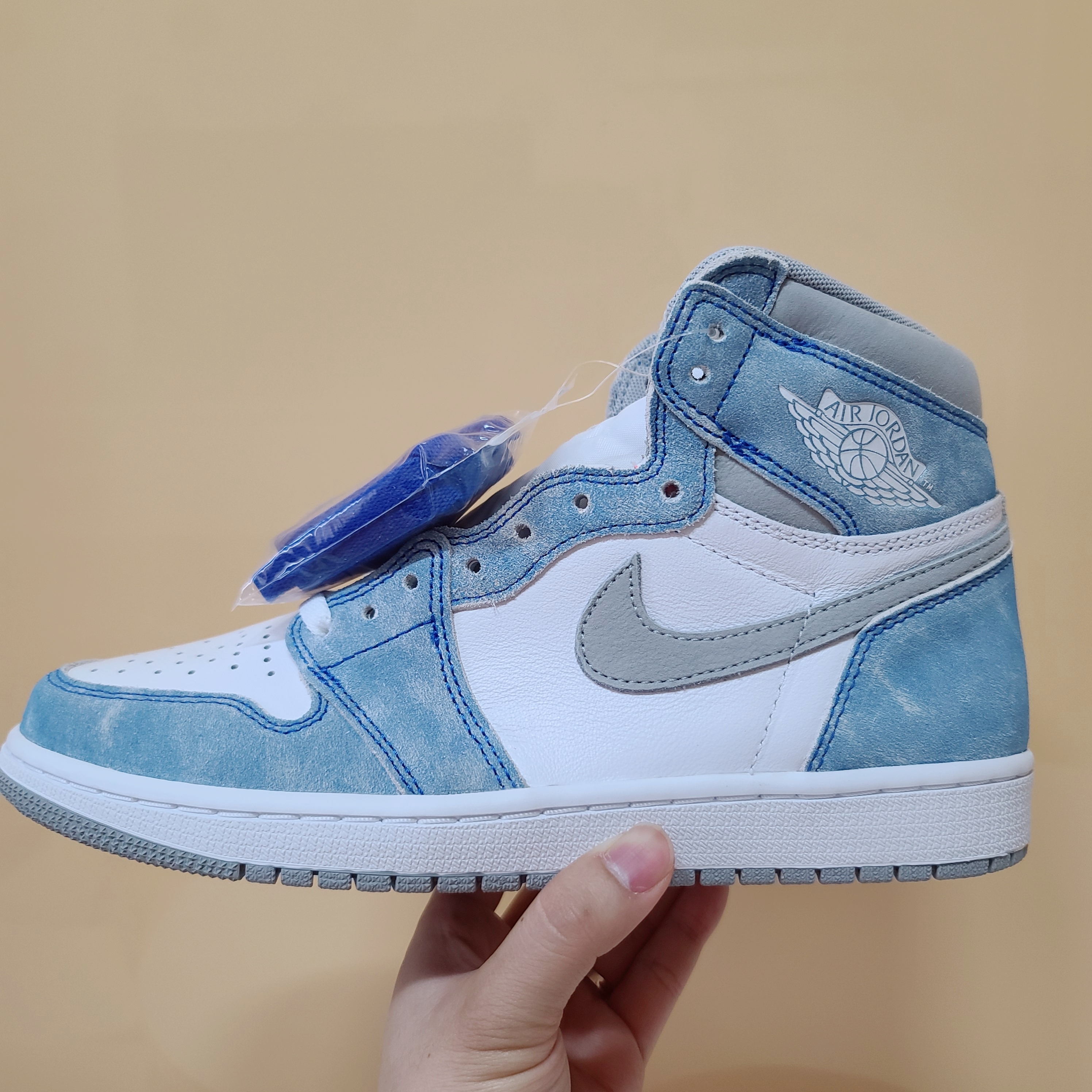Jordan 1 Retro High OG Hyper Royal 착용 스타일 - 1