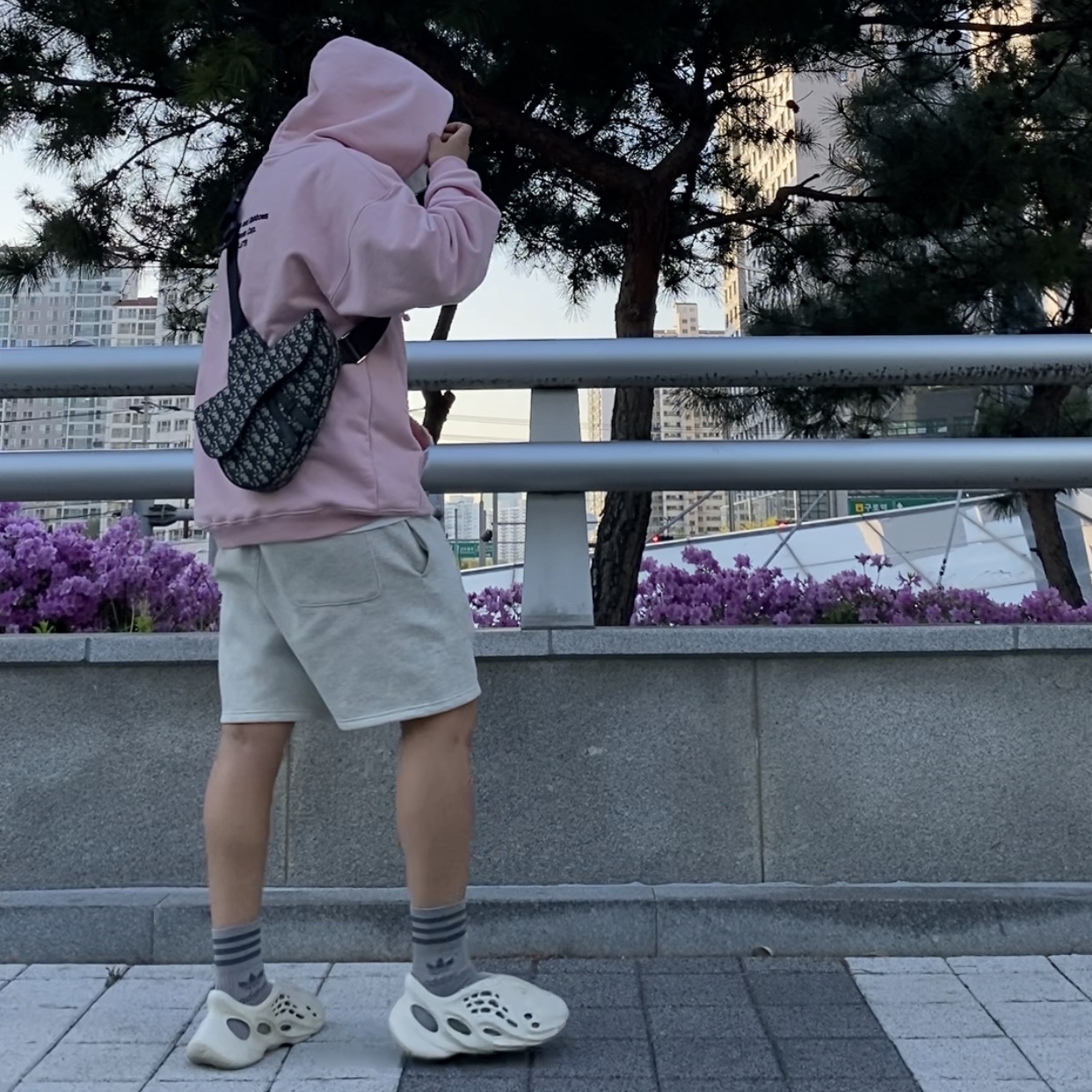 Essentials Fleece Shorts Heather Grey - 20FW, Adidas Yeezy Foam RNNR Sand 착용 스타일 - 2